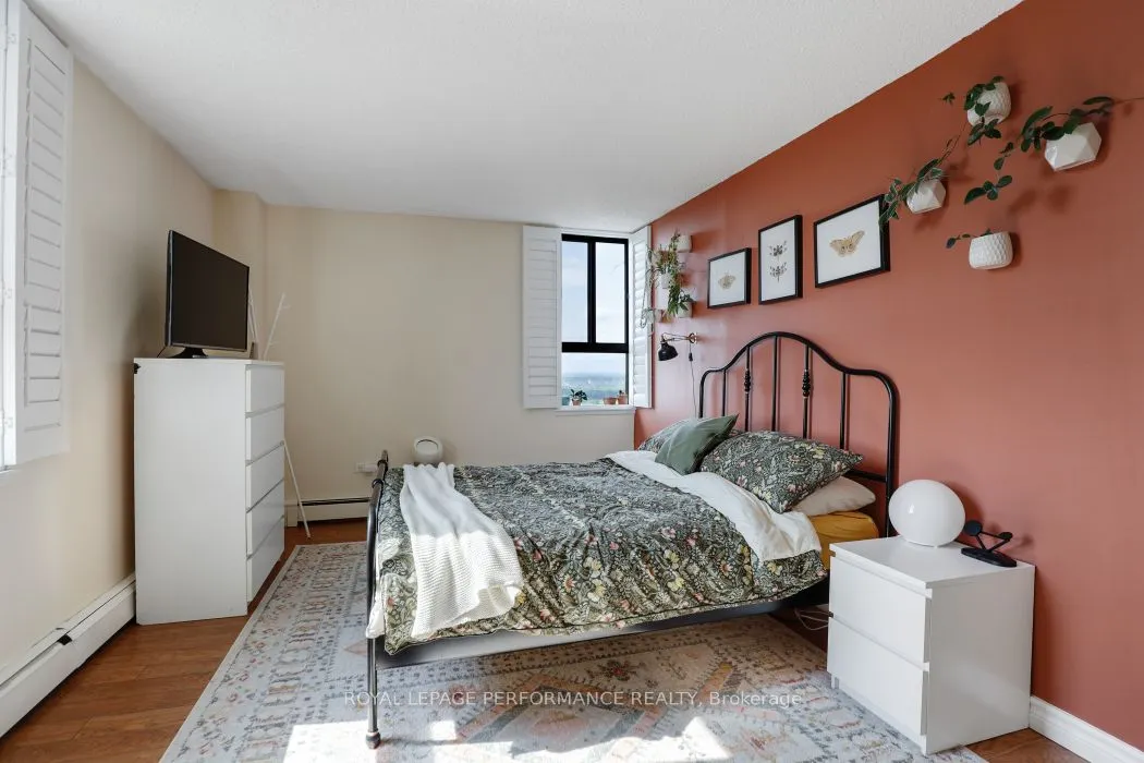505 St Laurent Boulevard, #2302