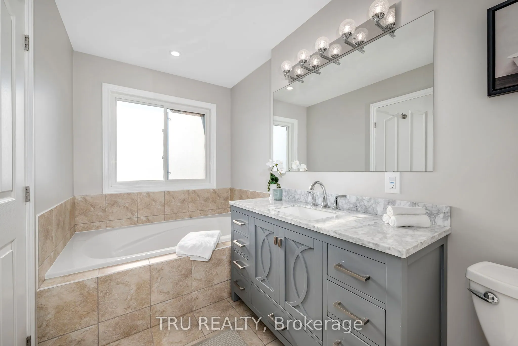 960 Linaria Walk