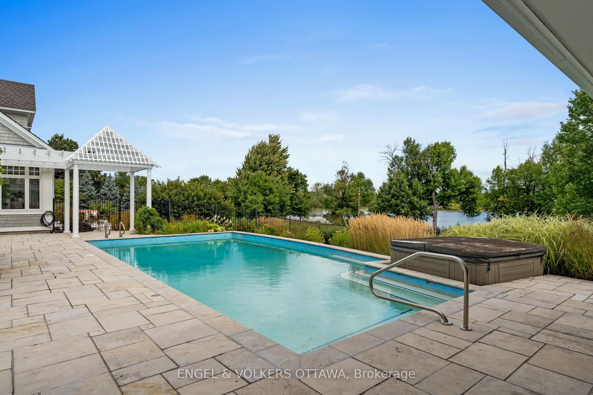 6029 Rideau Valley Drive N