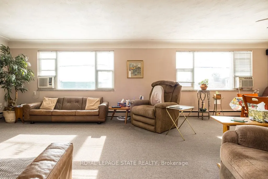 850-858 King Street W