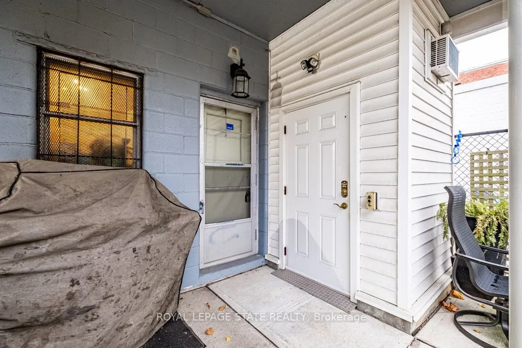 850-858 King Street W