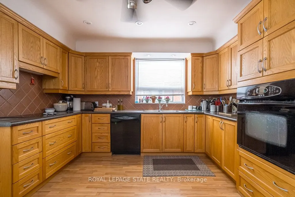 850-858 King Street W