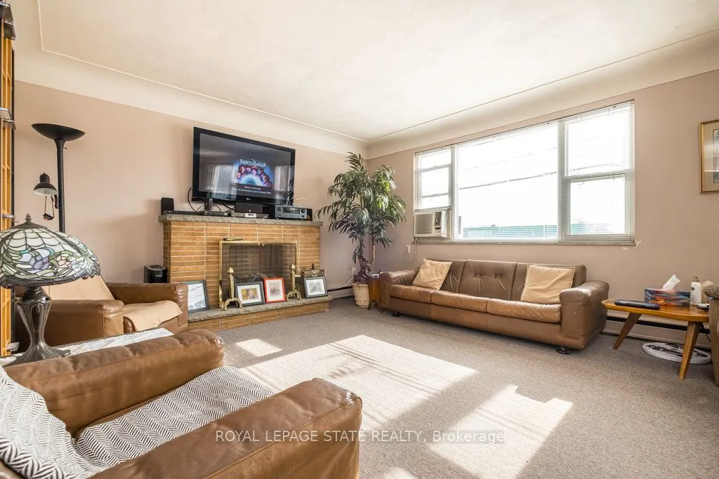 850-858 King Street W