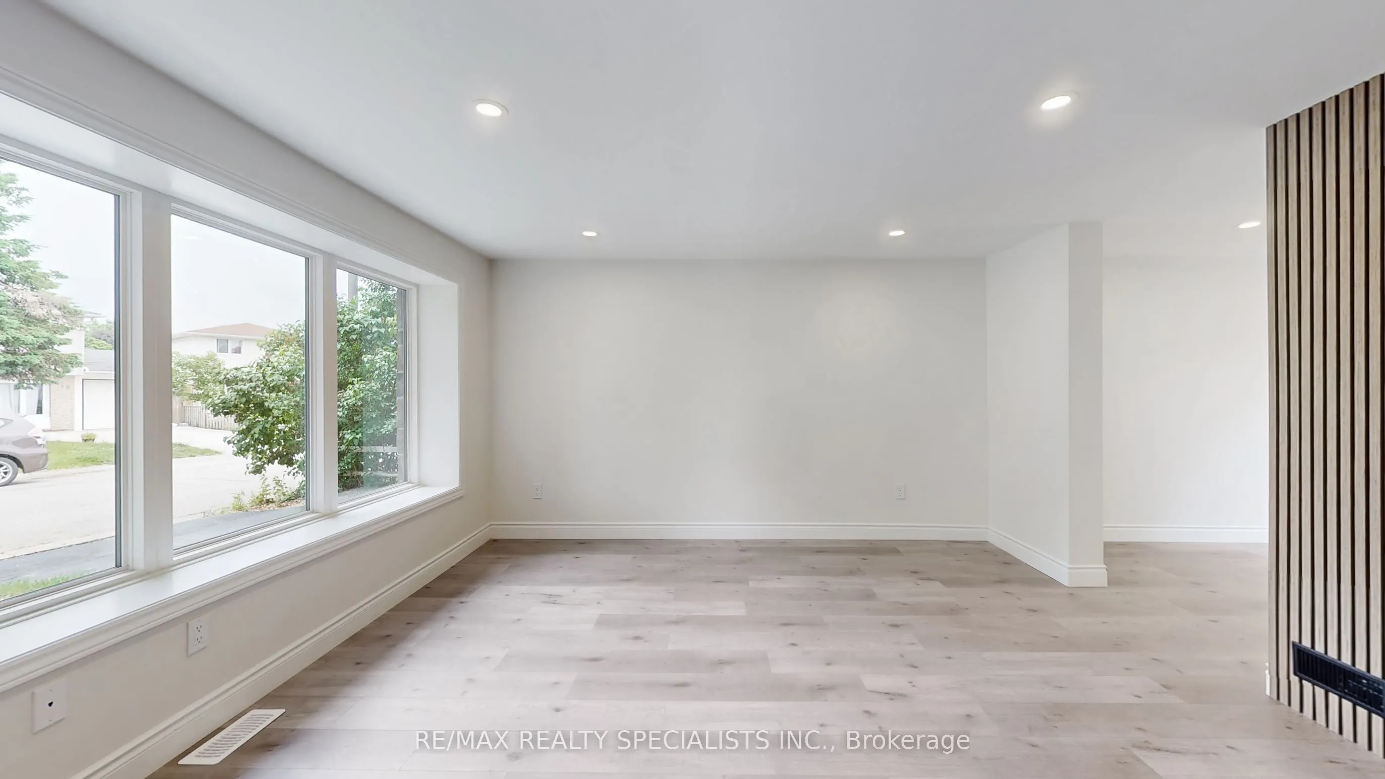 410 Pinetree Crescent