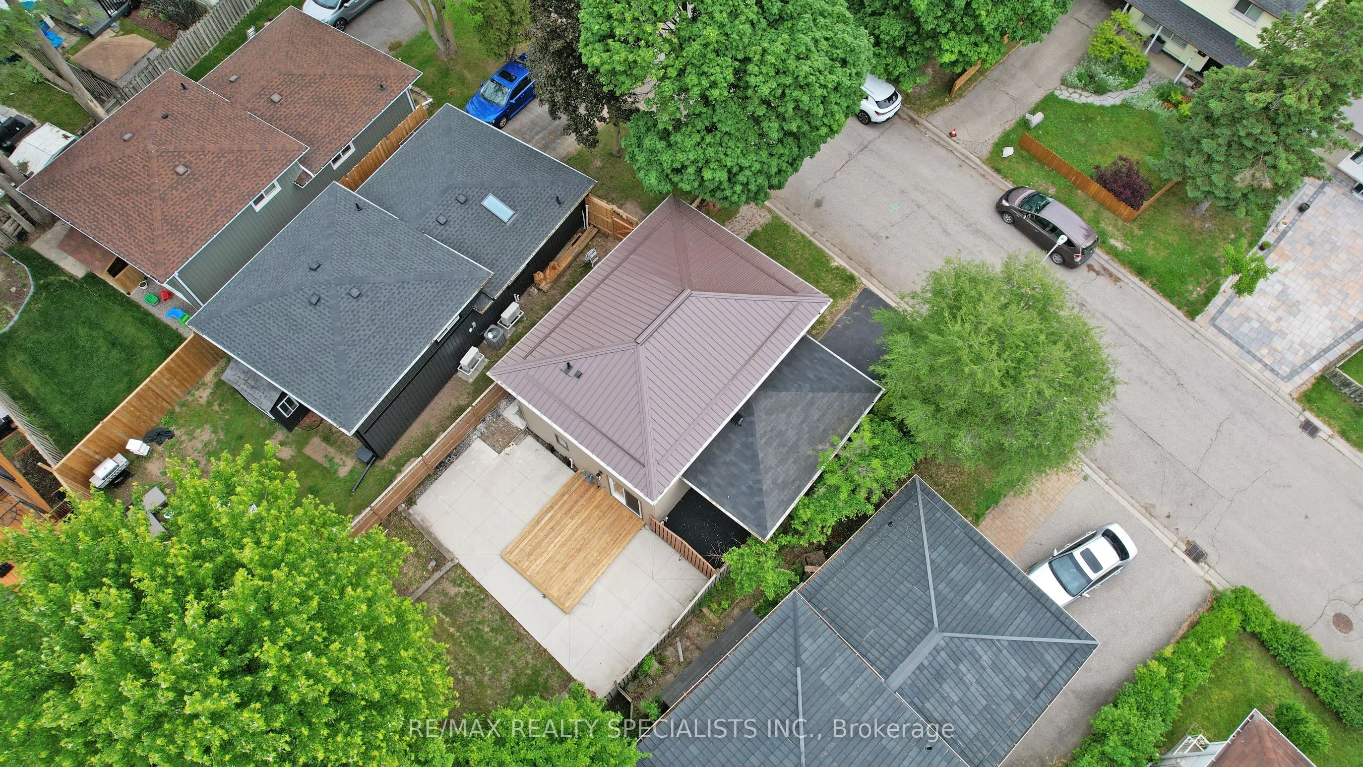 410 Pinetree Crescent