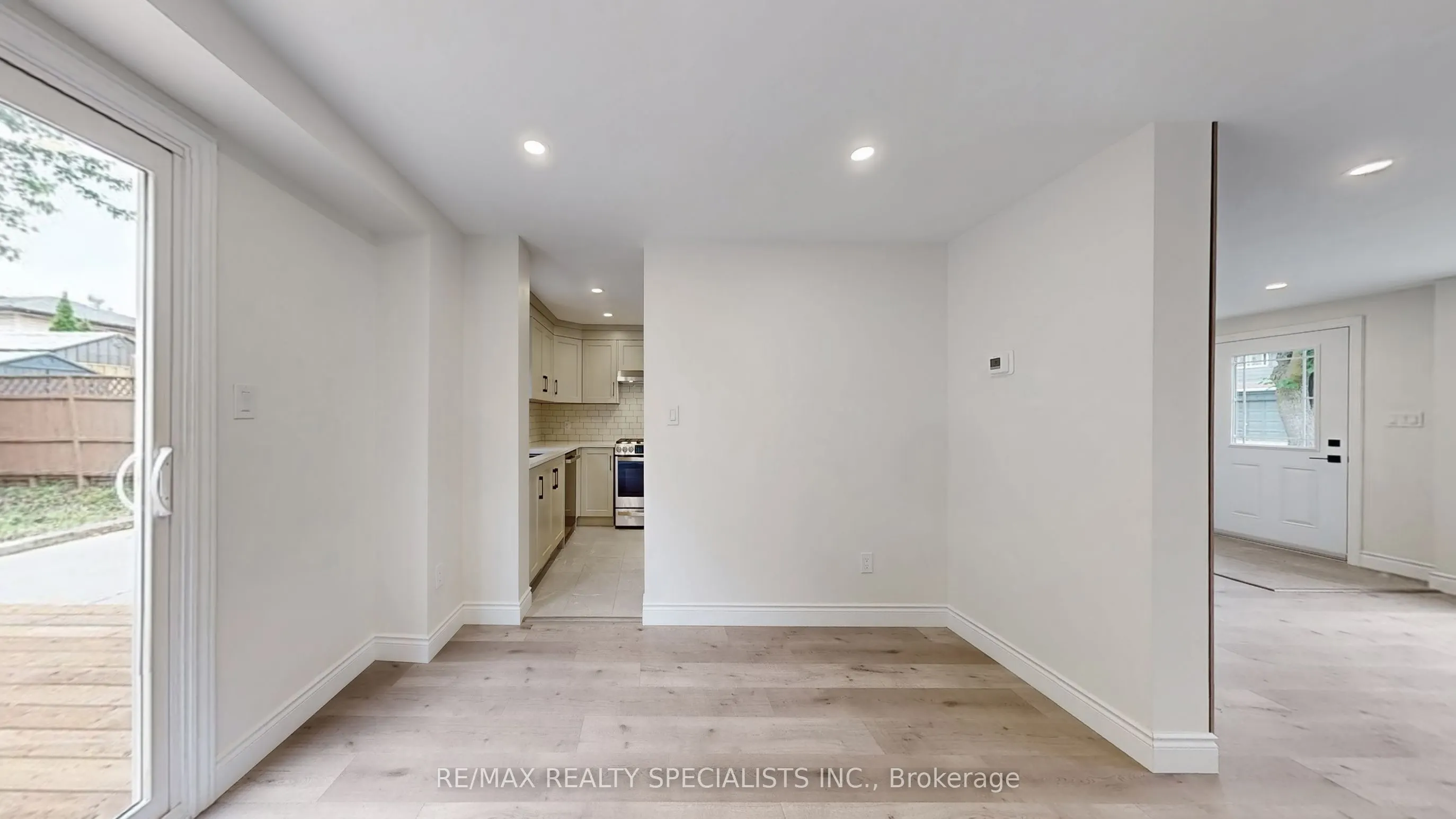 410 Pinetree Crescent