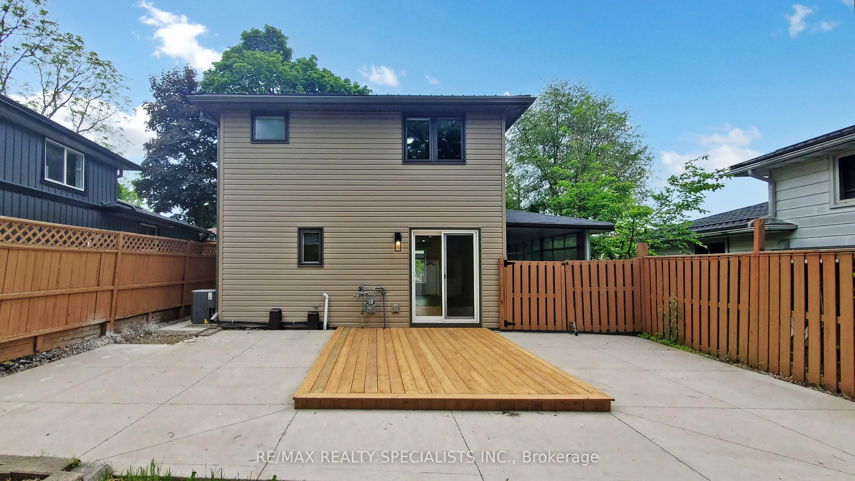 410 Pinetree Crescent