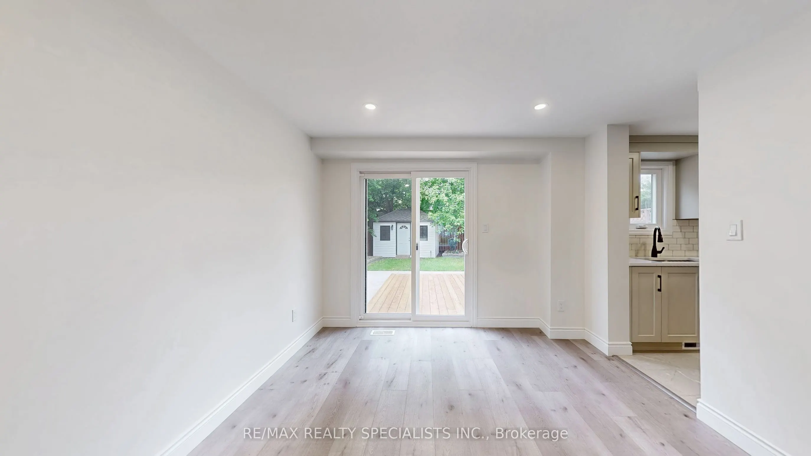 410 Pinetree Crescent