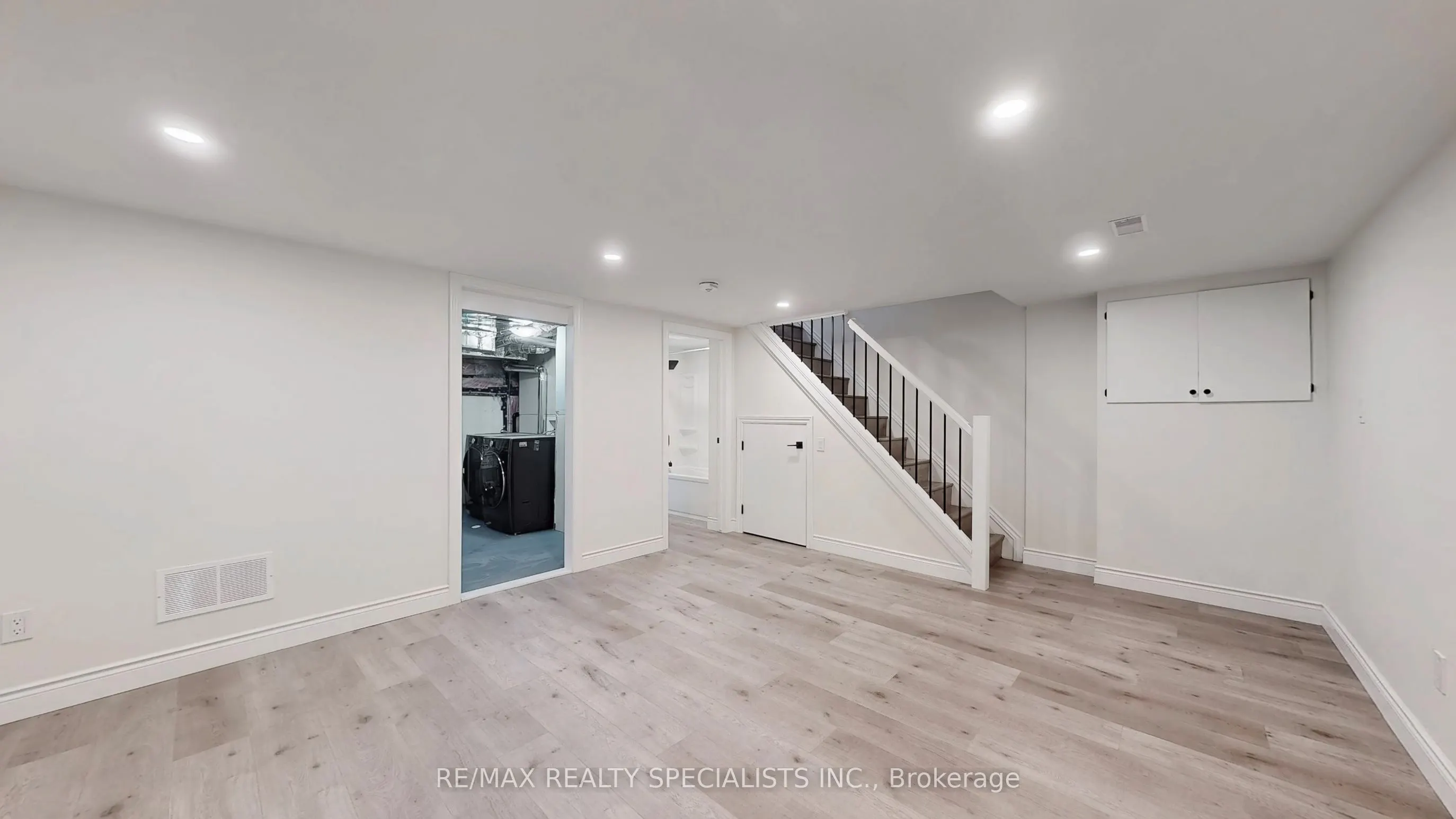 410 Pinetree Crescent