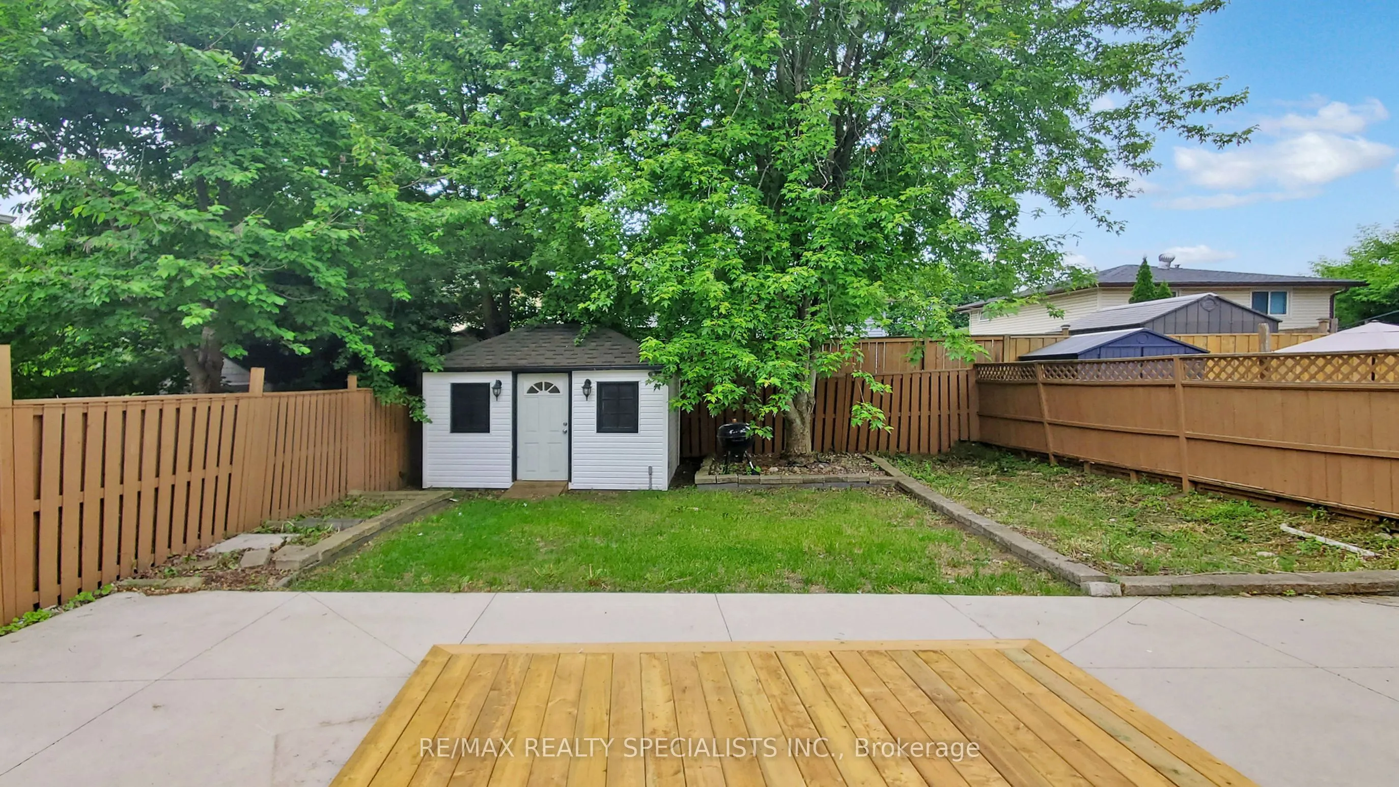 410 Pinetree Crescent