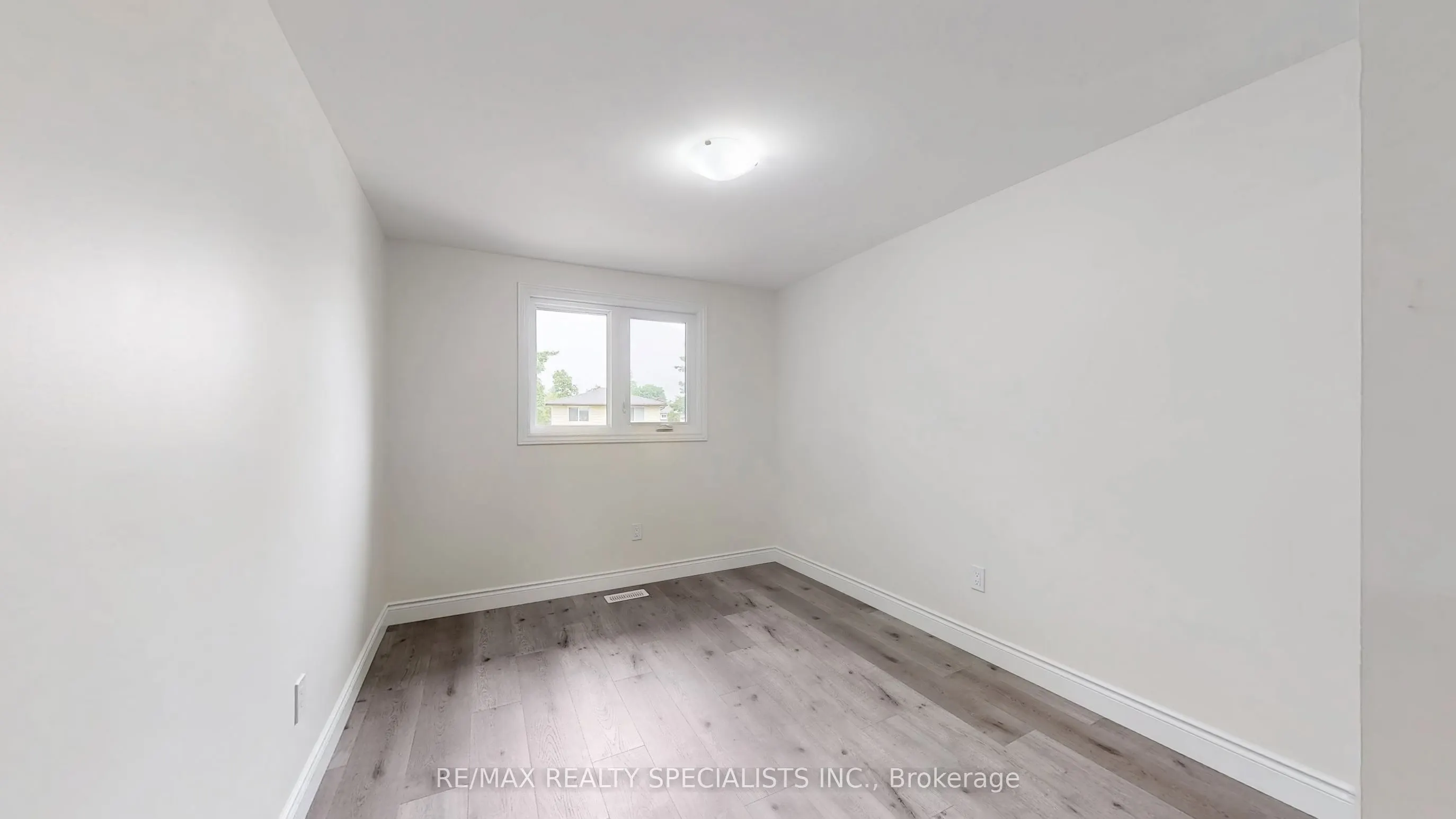 410 Pinetree Crescent