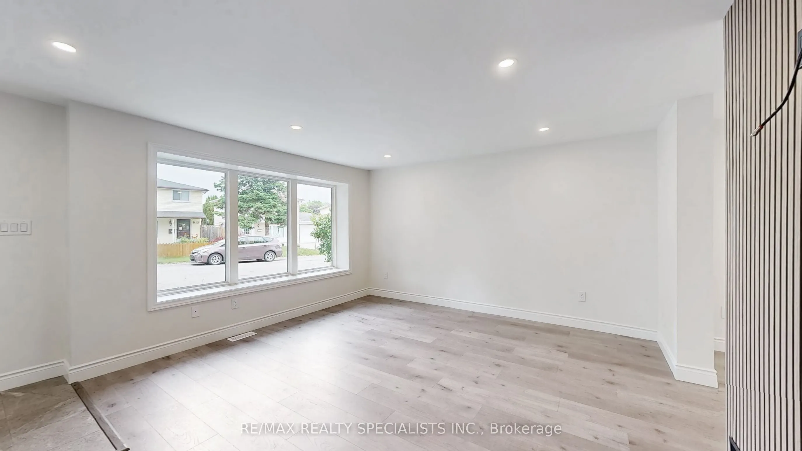 410 Pinetree Crescent