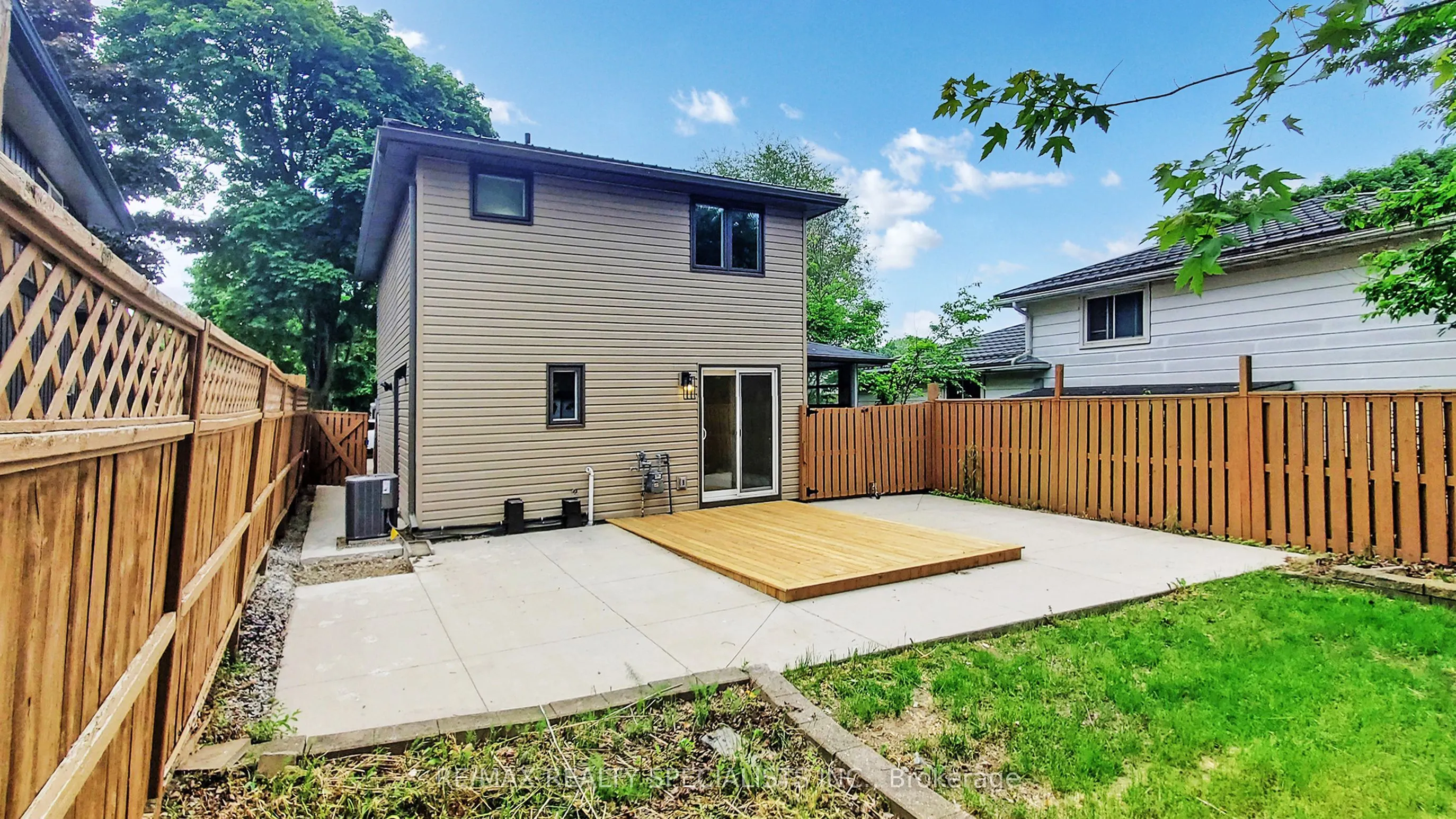 410 Pinetree Crescent