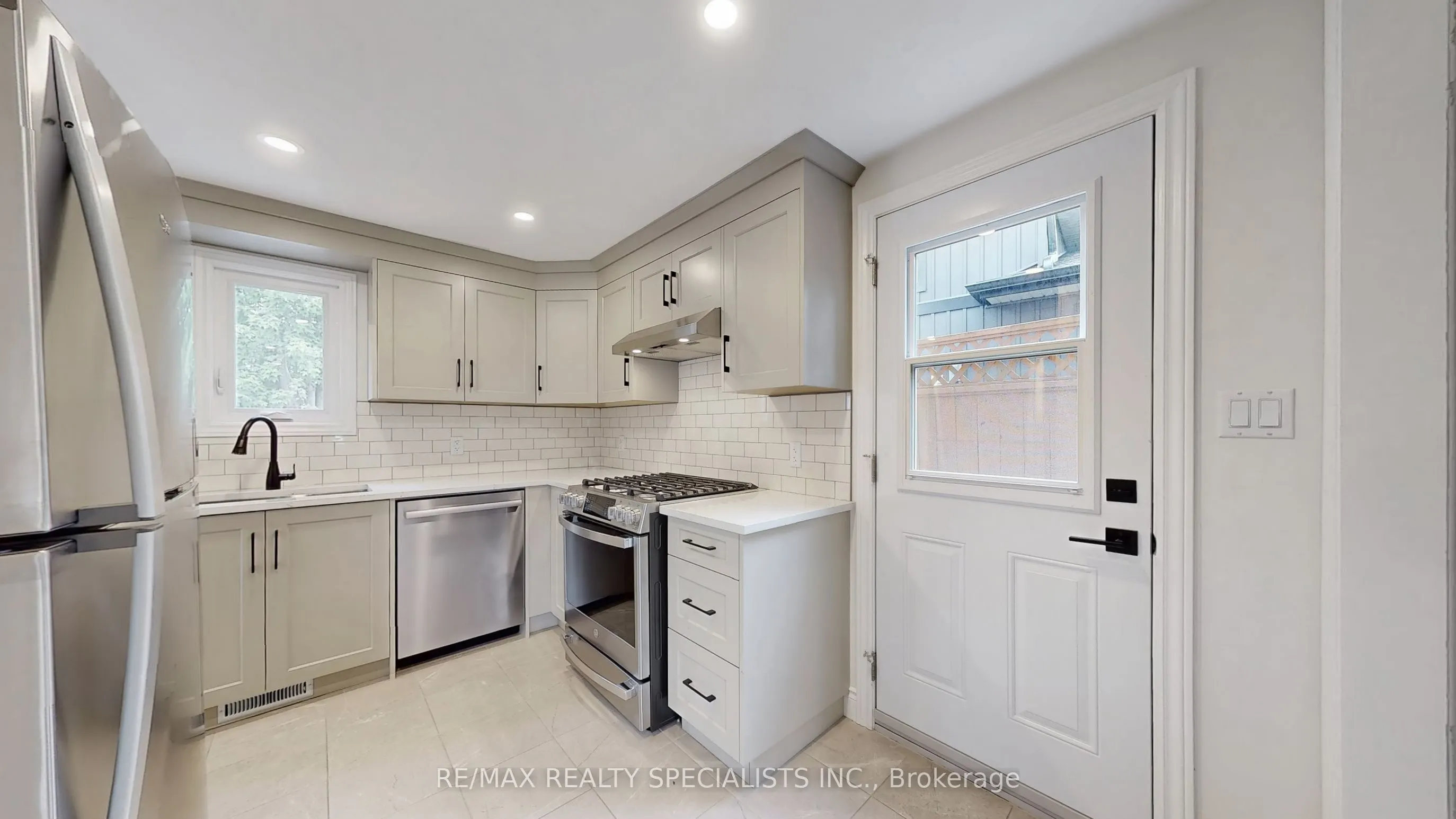 410 Pinetree Crescent