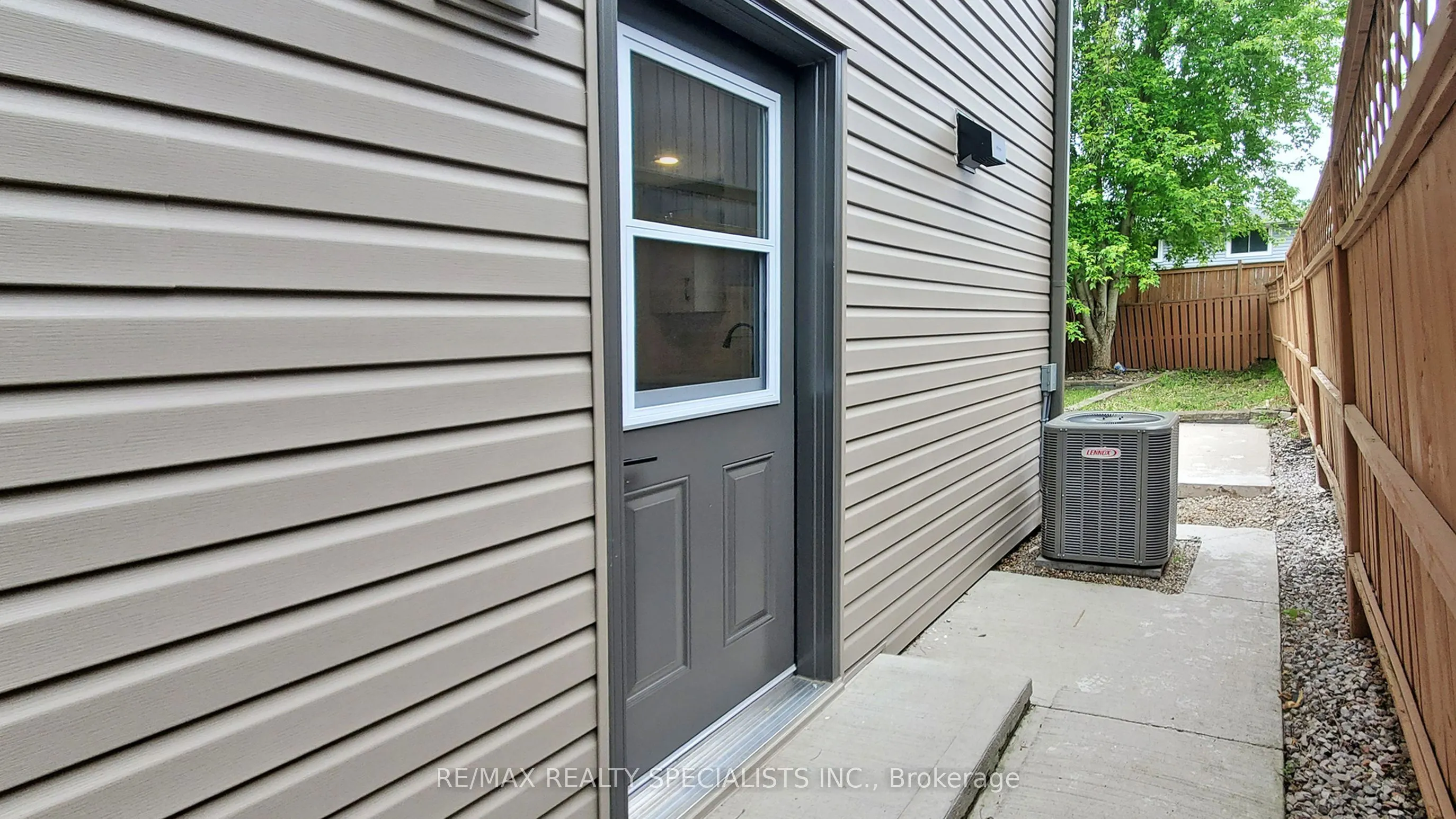 410 Pinetree Crescent