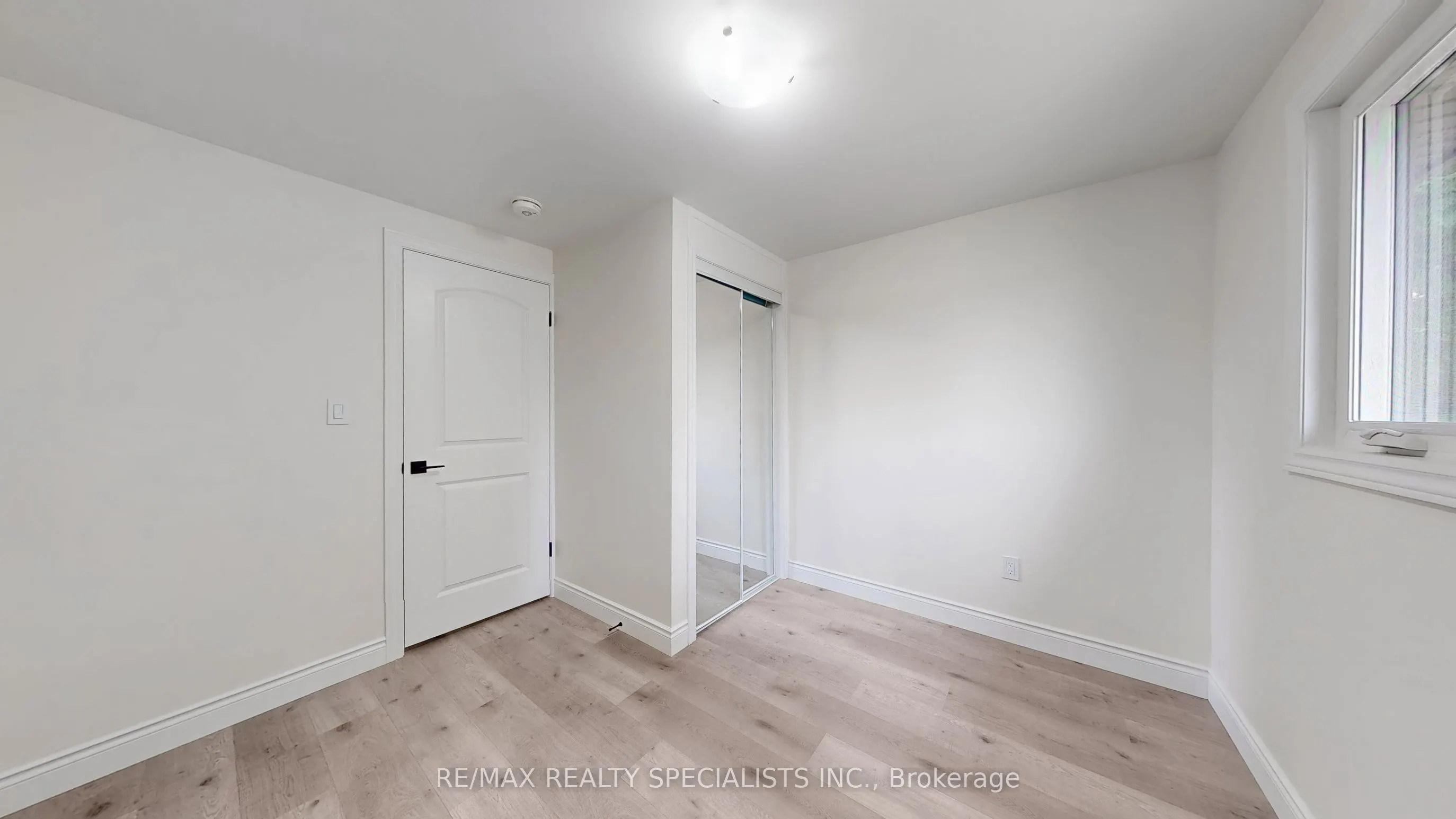 410 Pinetree Crescent