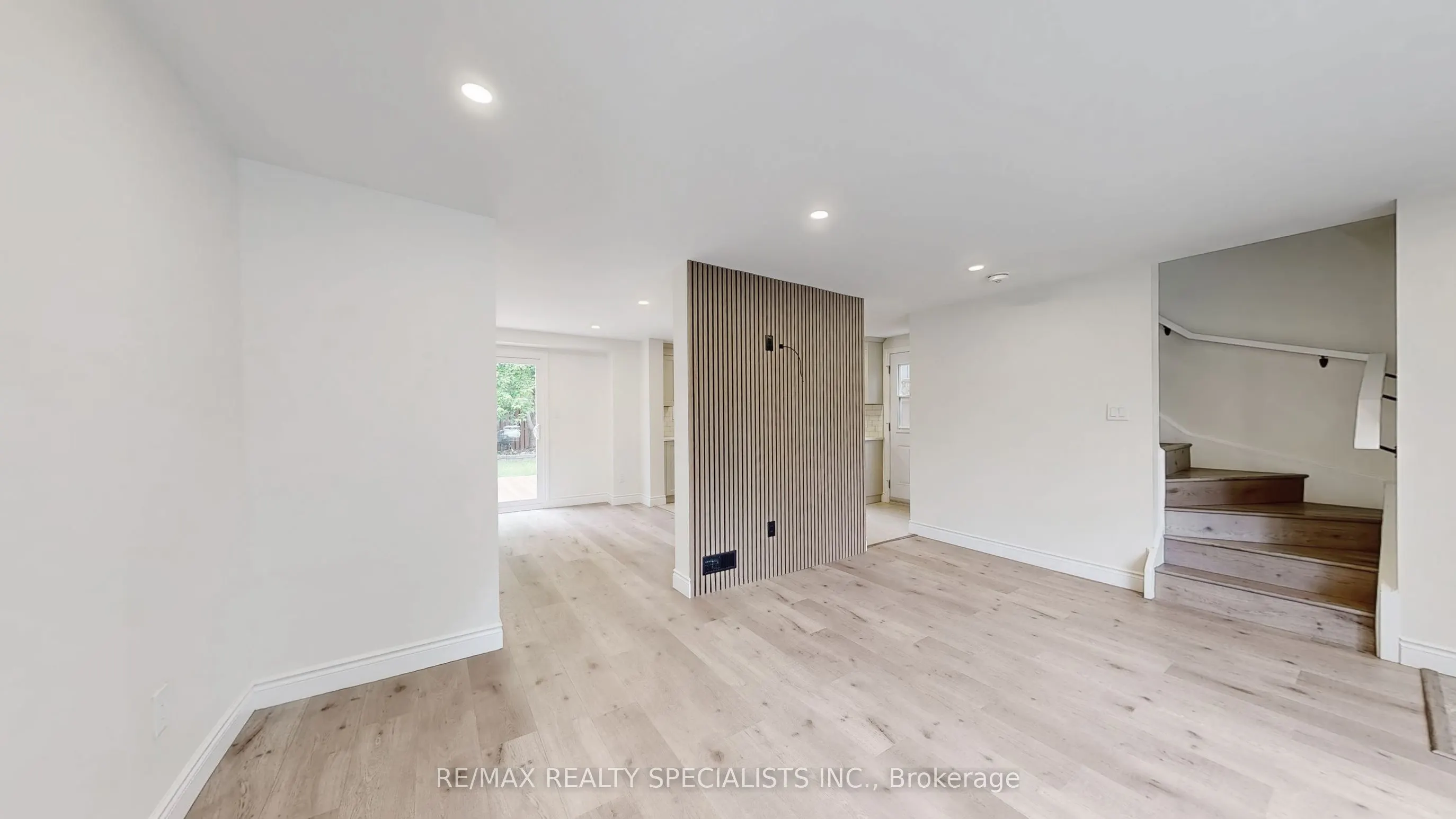 410 Pinetree Crescent