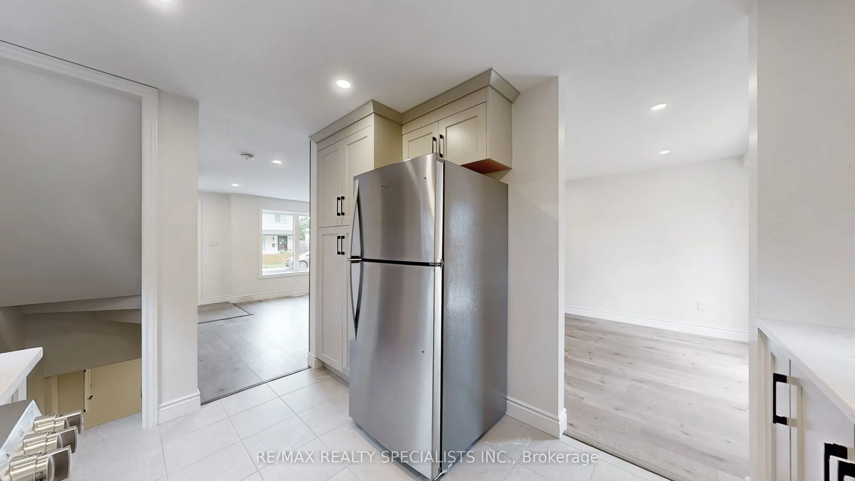410 Pinetree Crescent