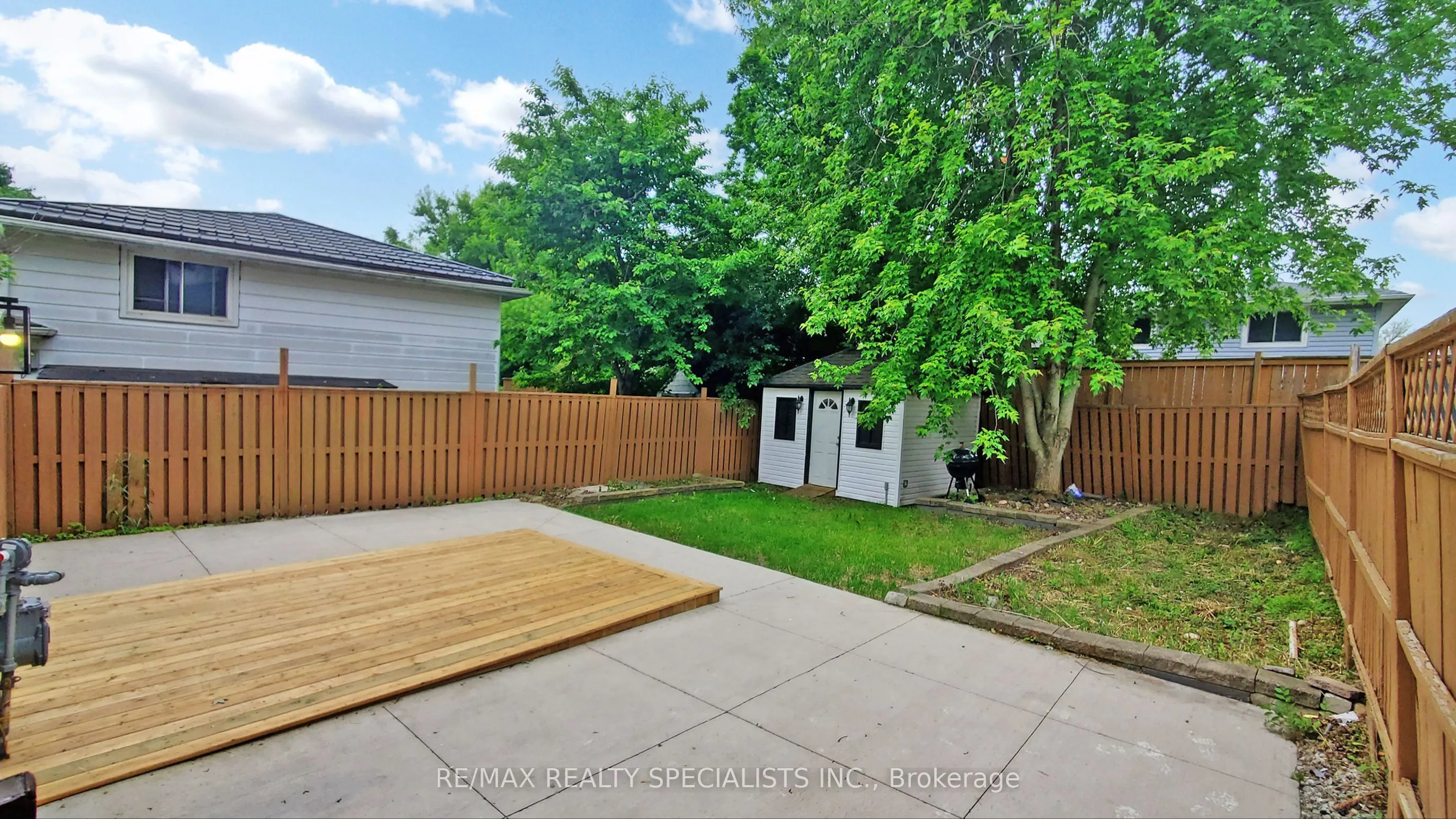 410 Pinetree Crescent