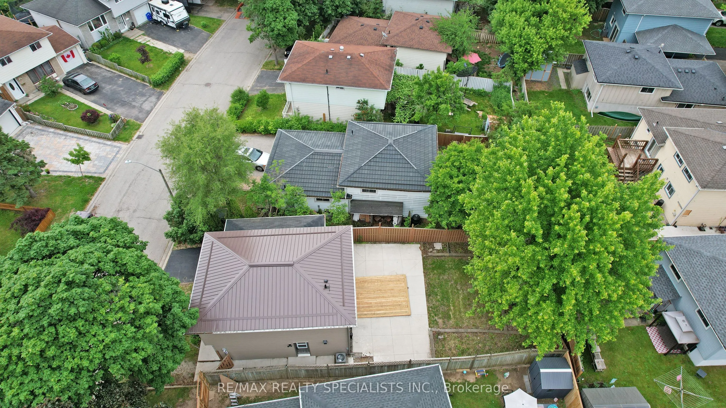 410 Pinetree Crescent
