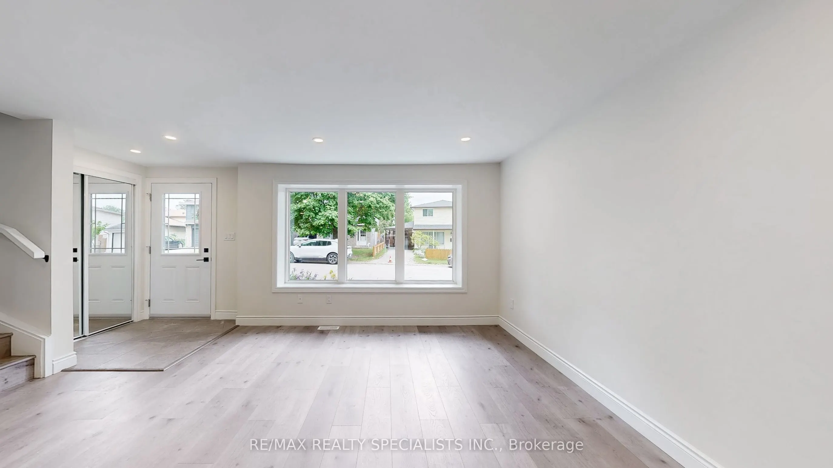 410 Pinetree Crescent