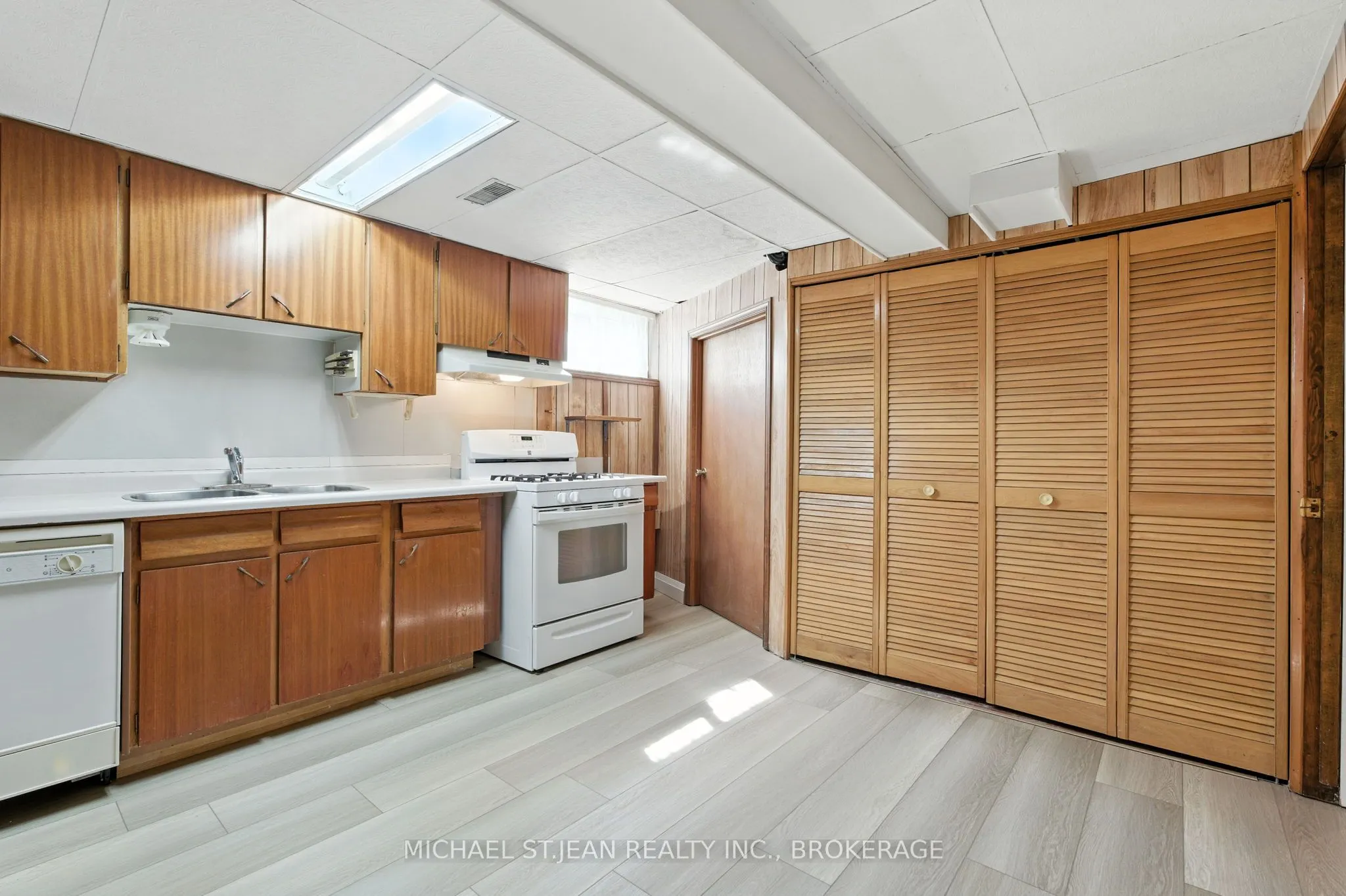 10 Rose Crescent