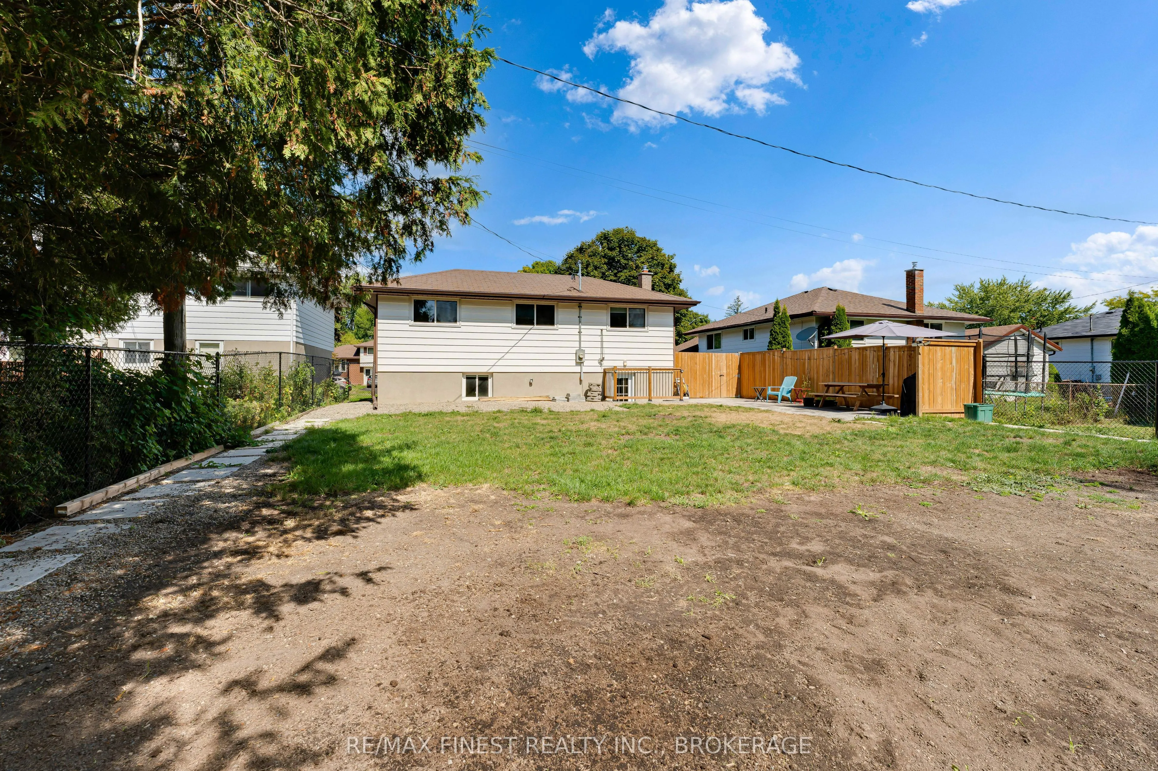 204 QUEEN Street