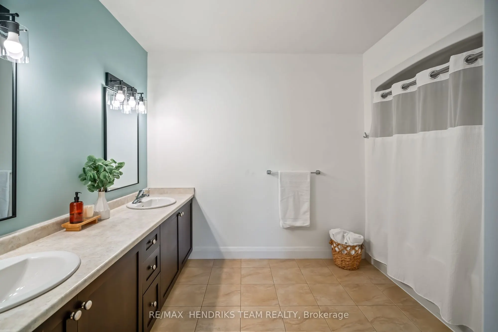 26 Wellington Street, #201