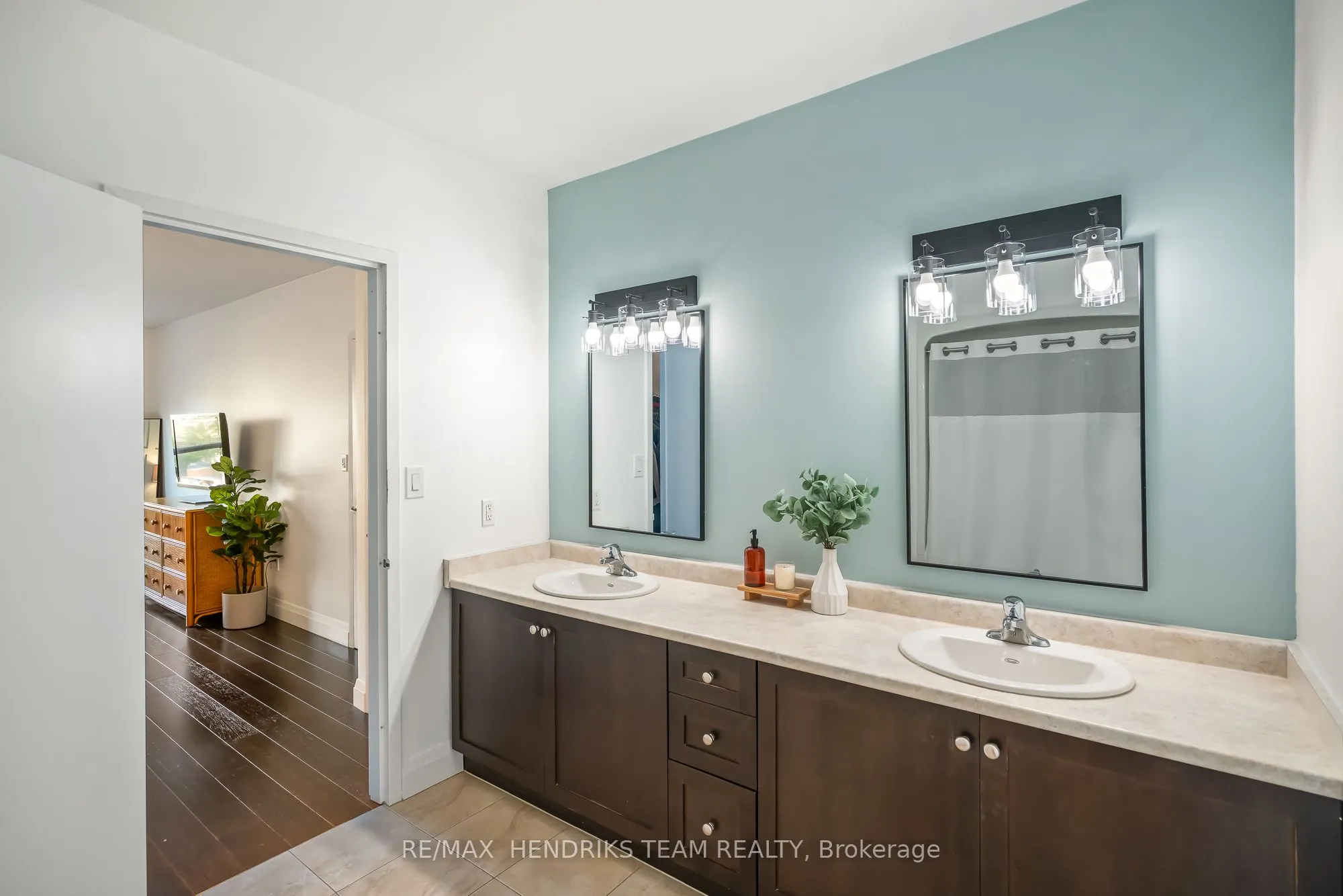 26 Wellington Street, #201
