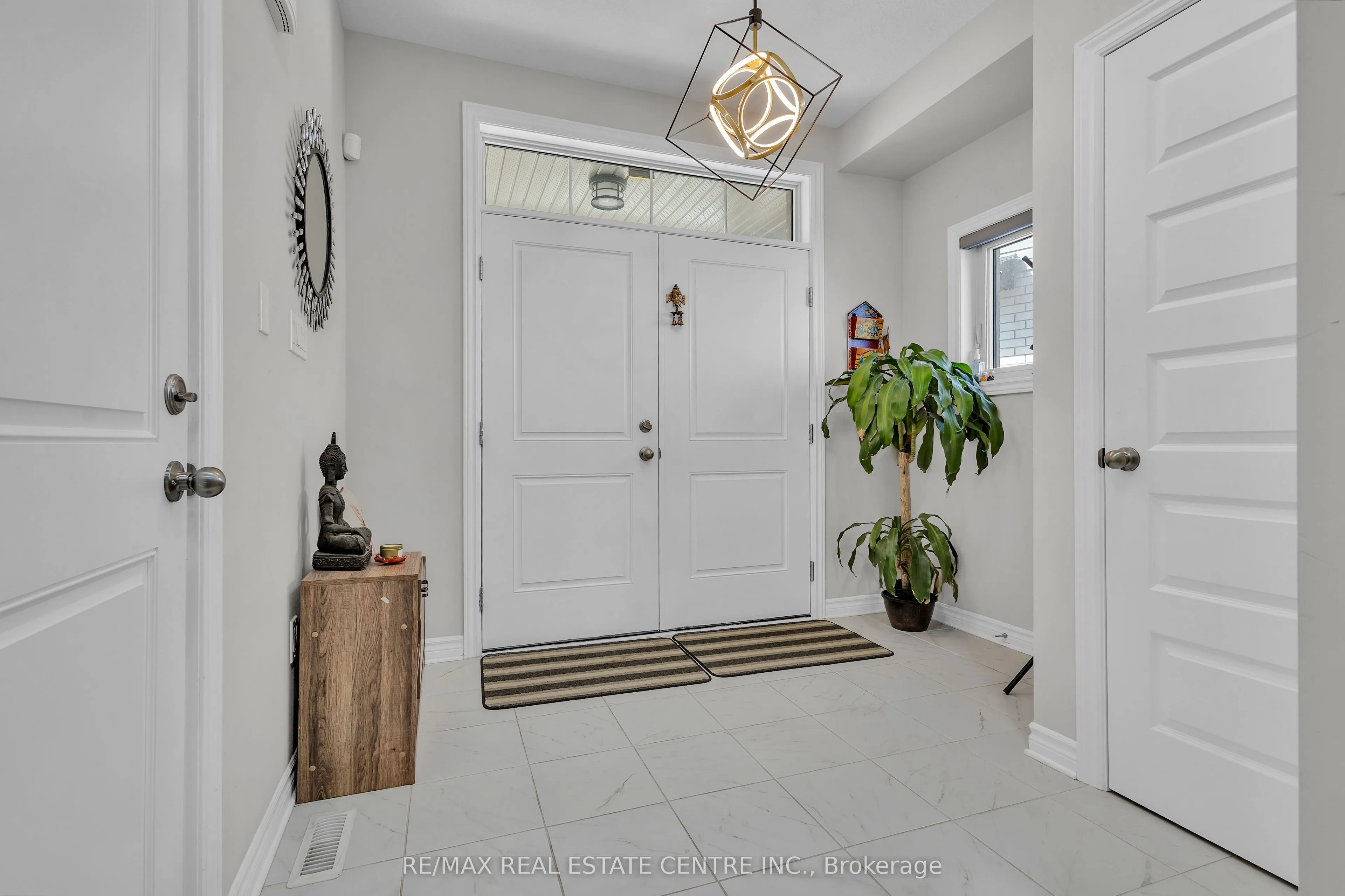24 SUTHERLAND Crescent