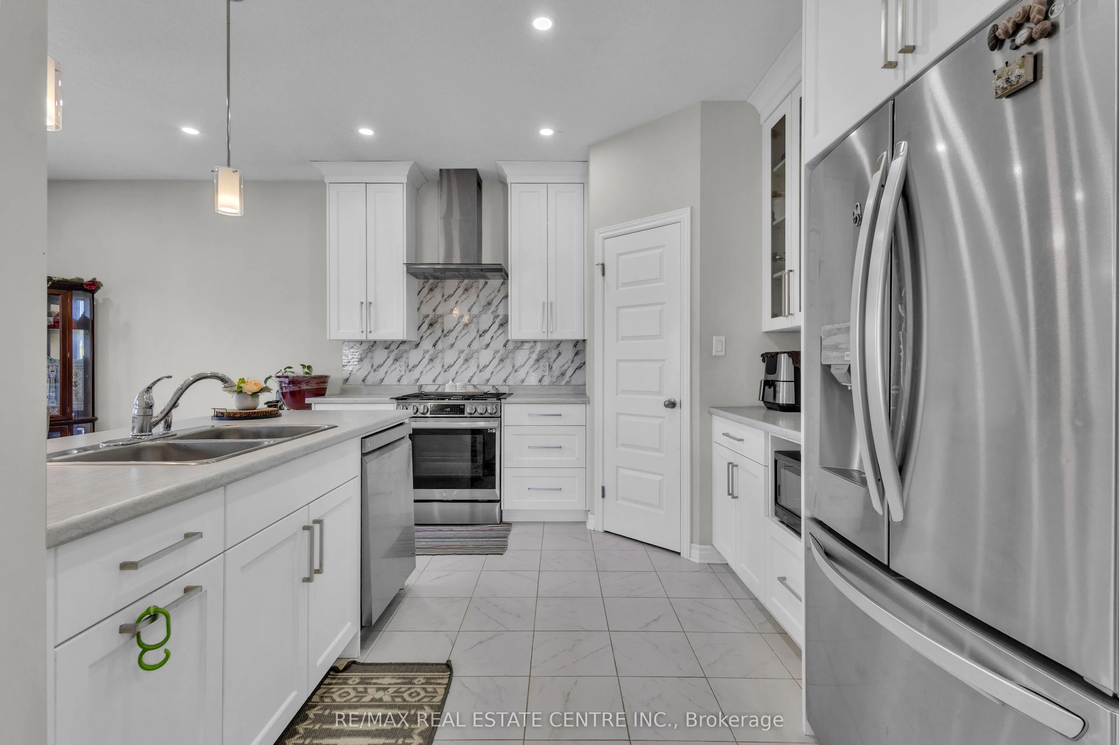 24 SUTHERLAND Crescent
