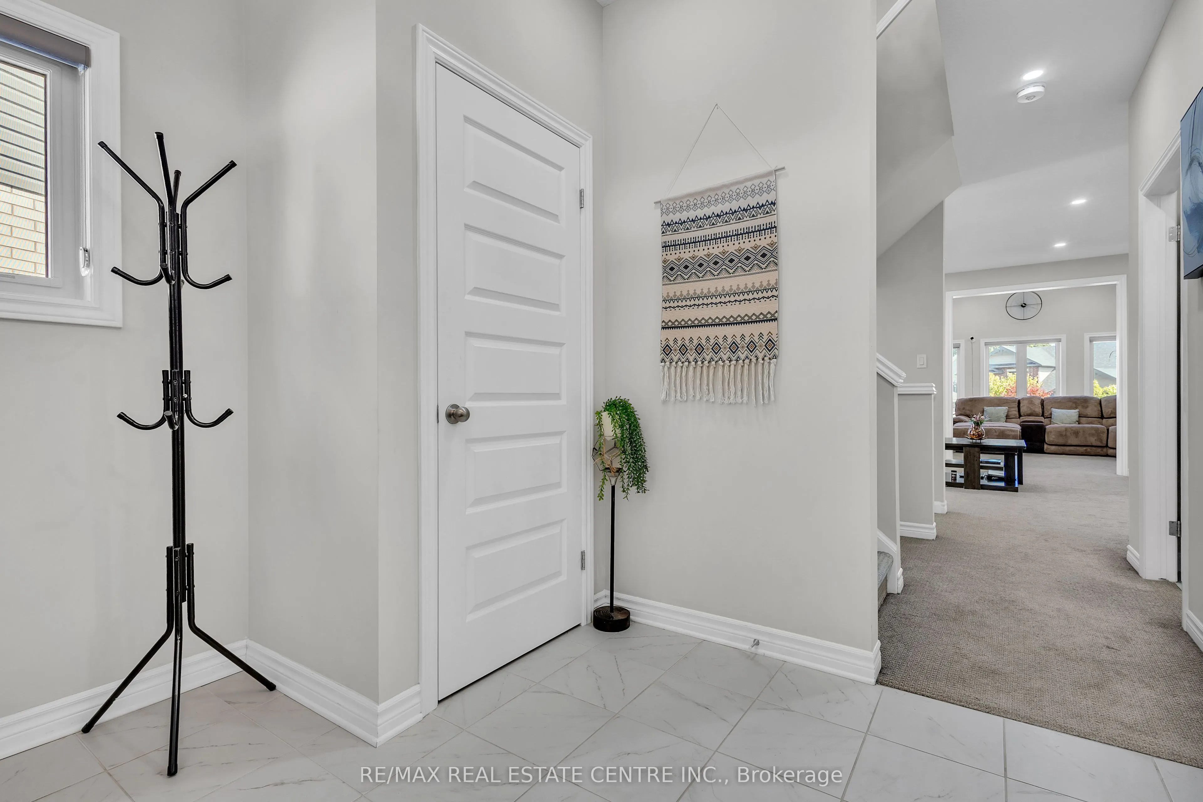 24 SUTHERLAND Crescent
