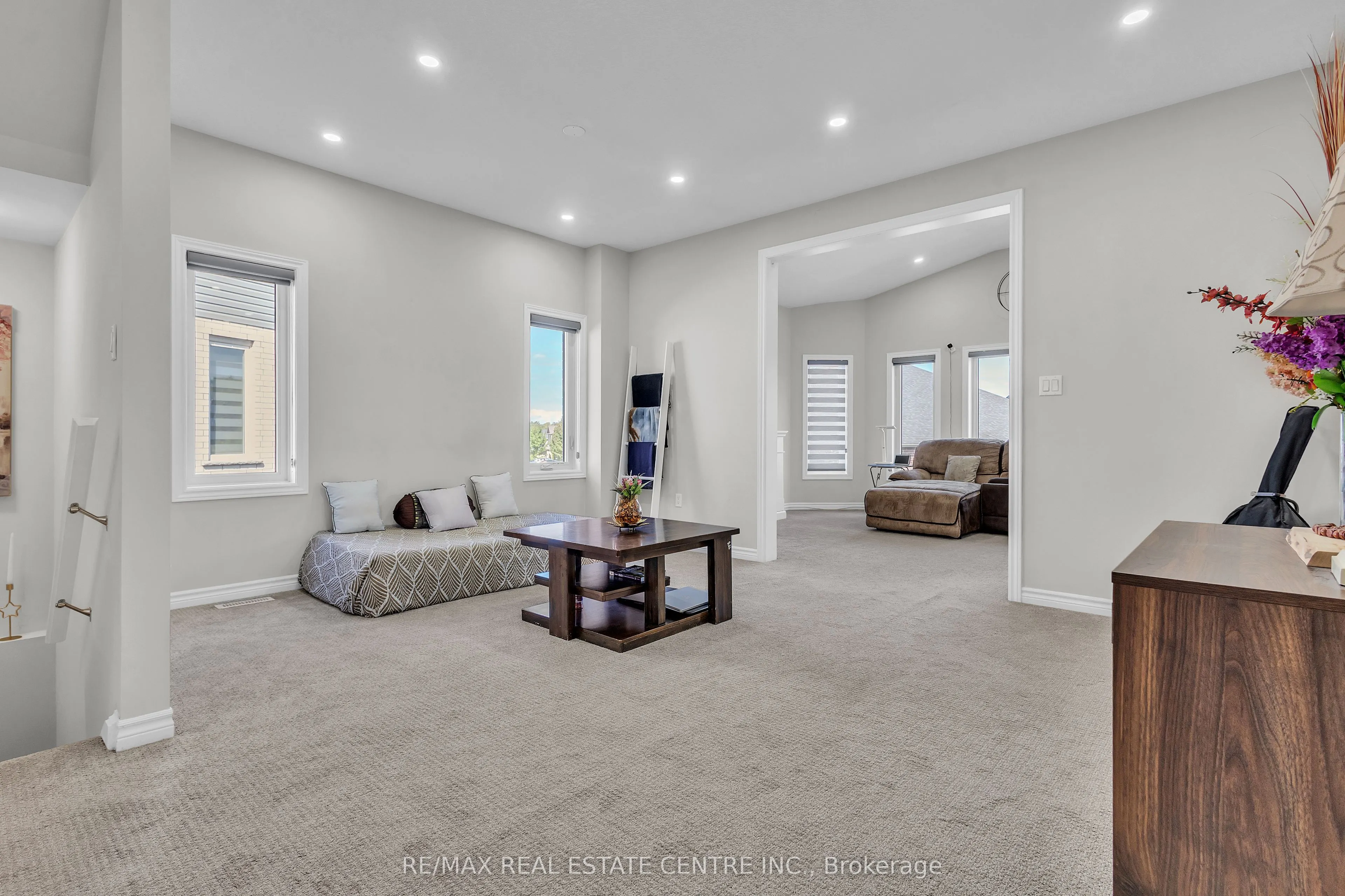 24 SUTHERLAND Crescent