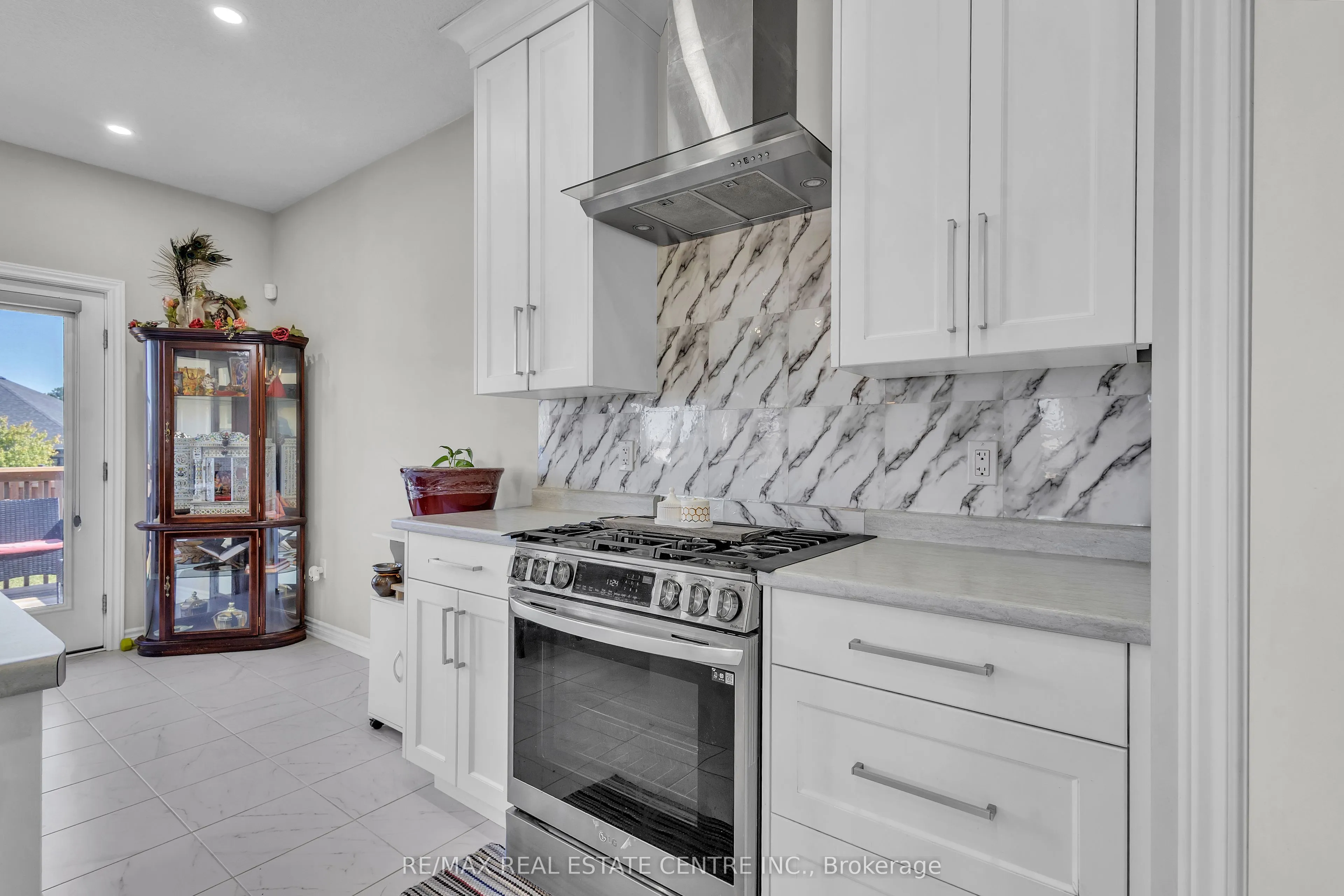 24 SUTHERLAND Crescent