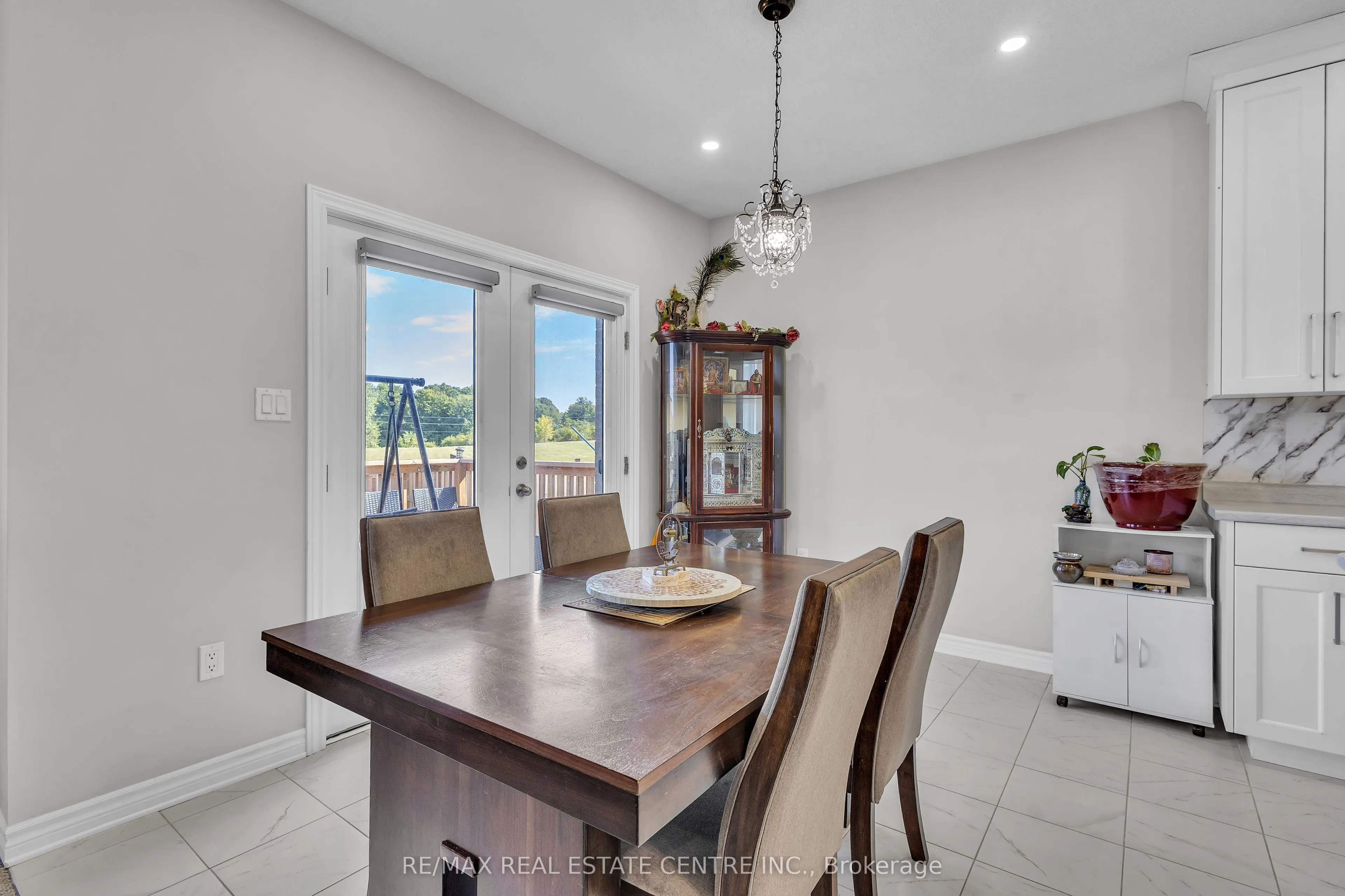 24 SUTHERLAND Crescent