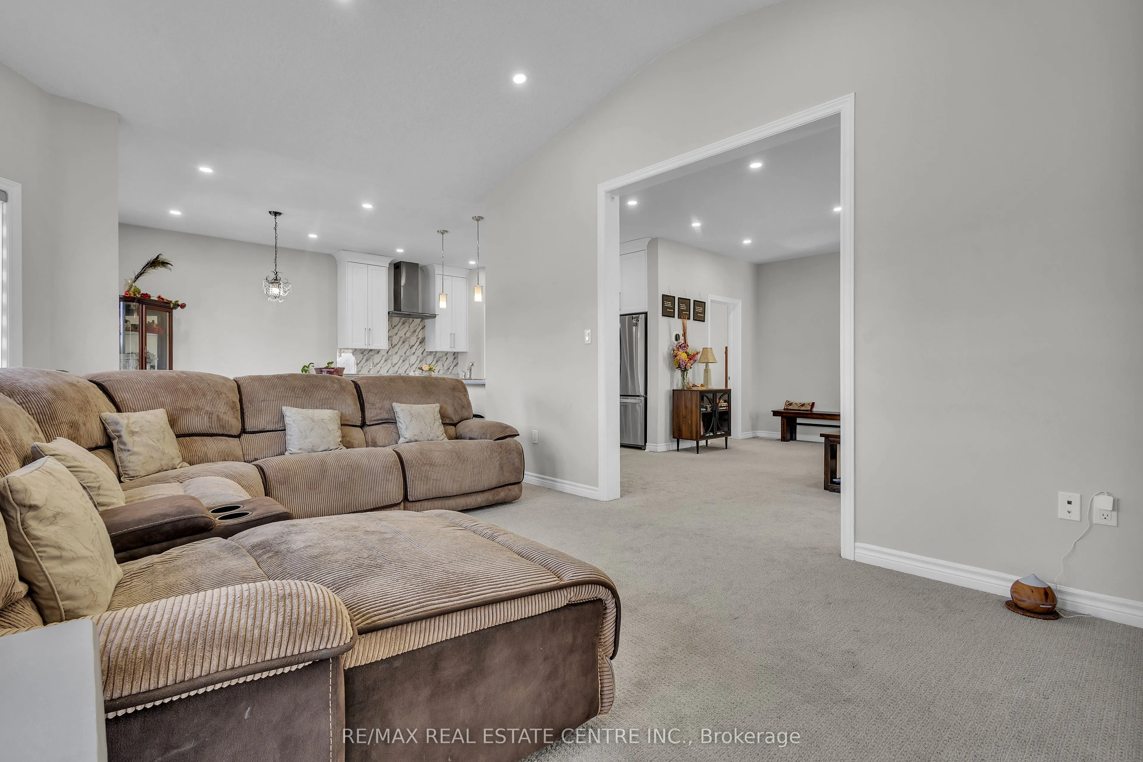 24 SUTHERLAND Crescent
