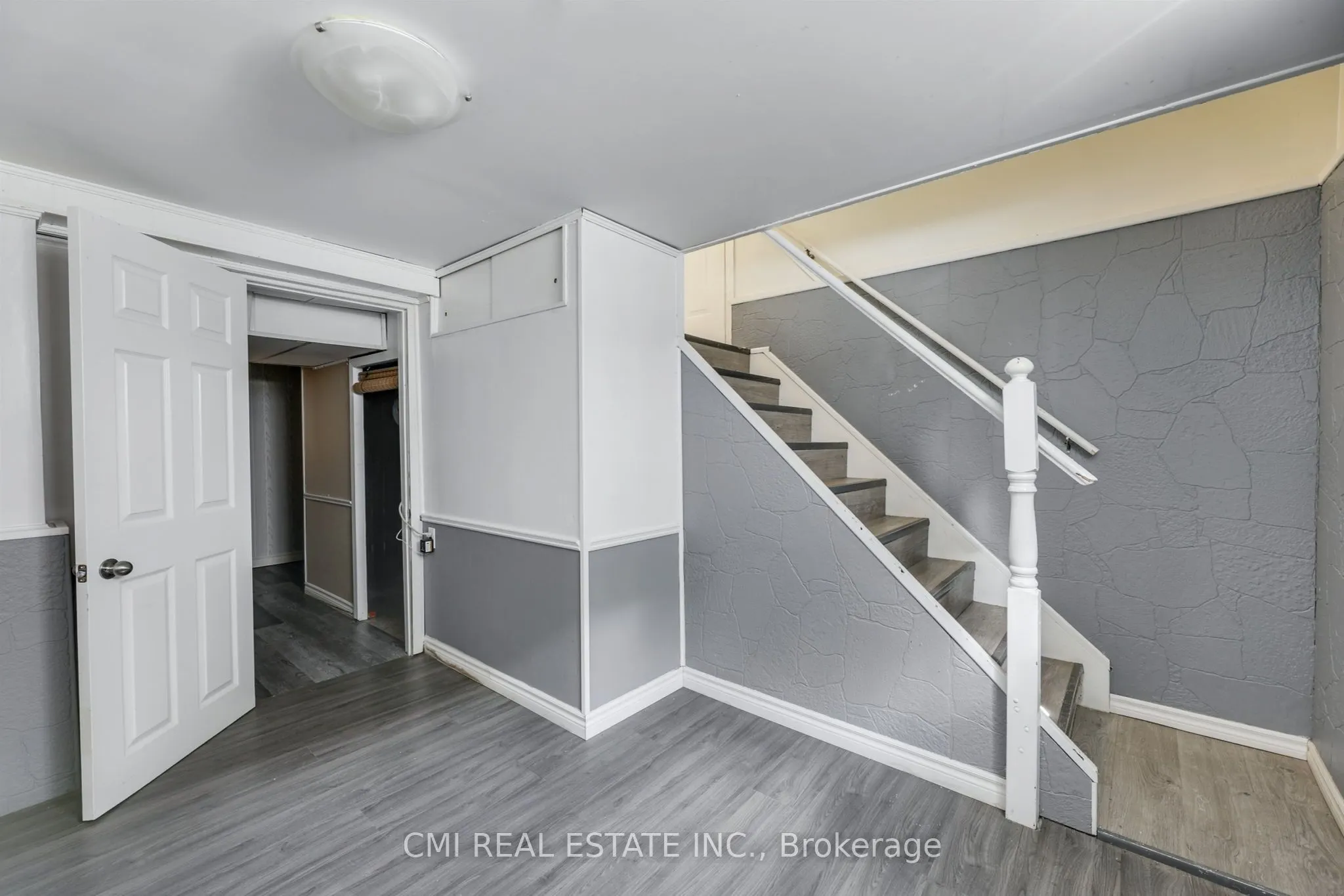 106 Laurentian Drive N