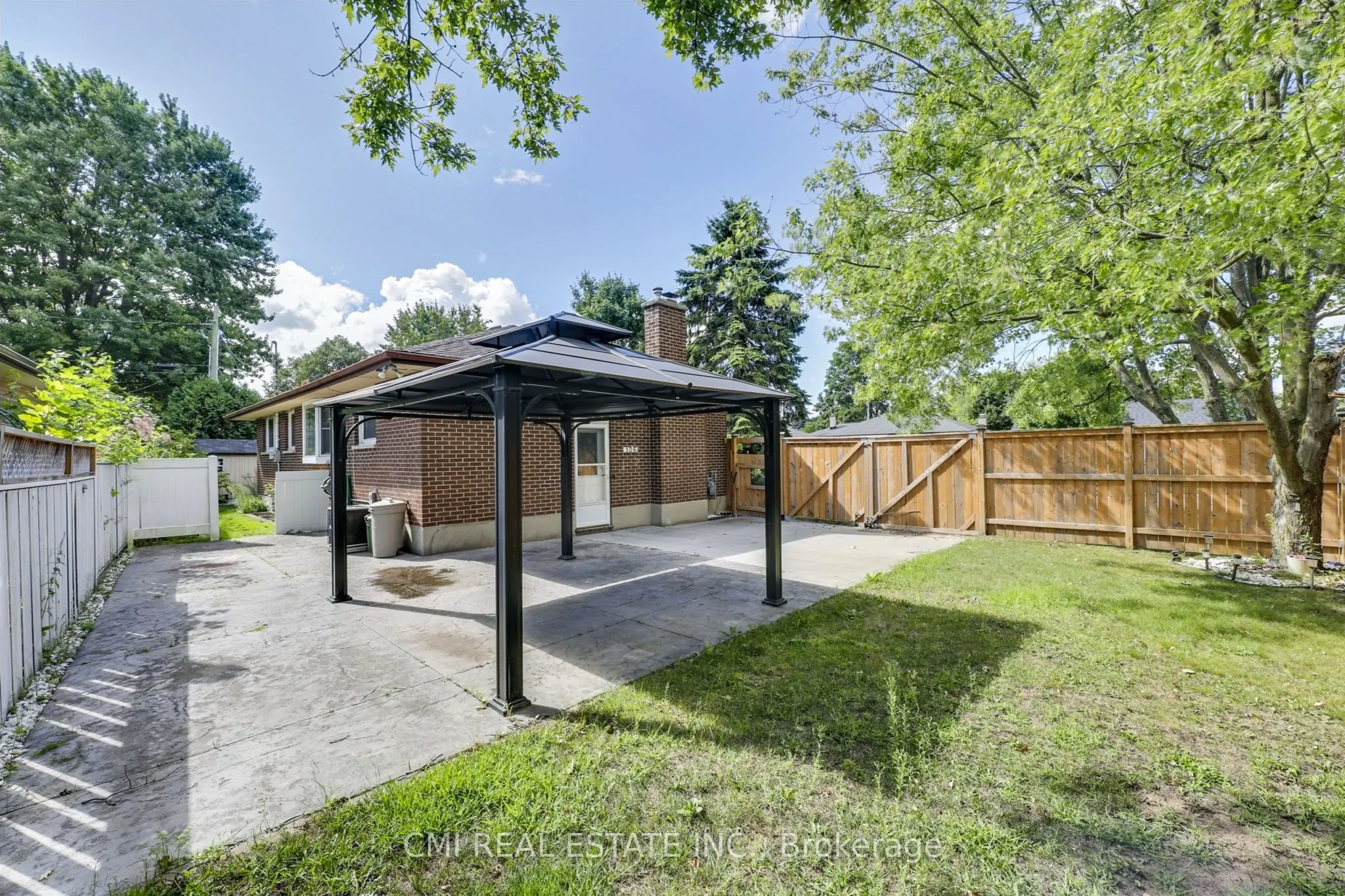 106 Laurentian Drive N