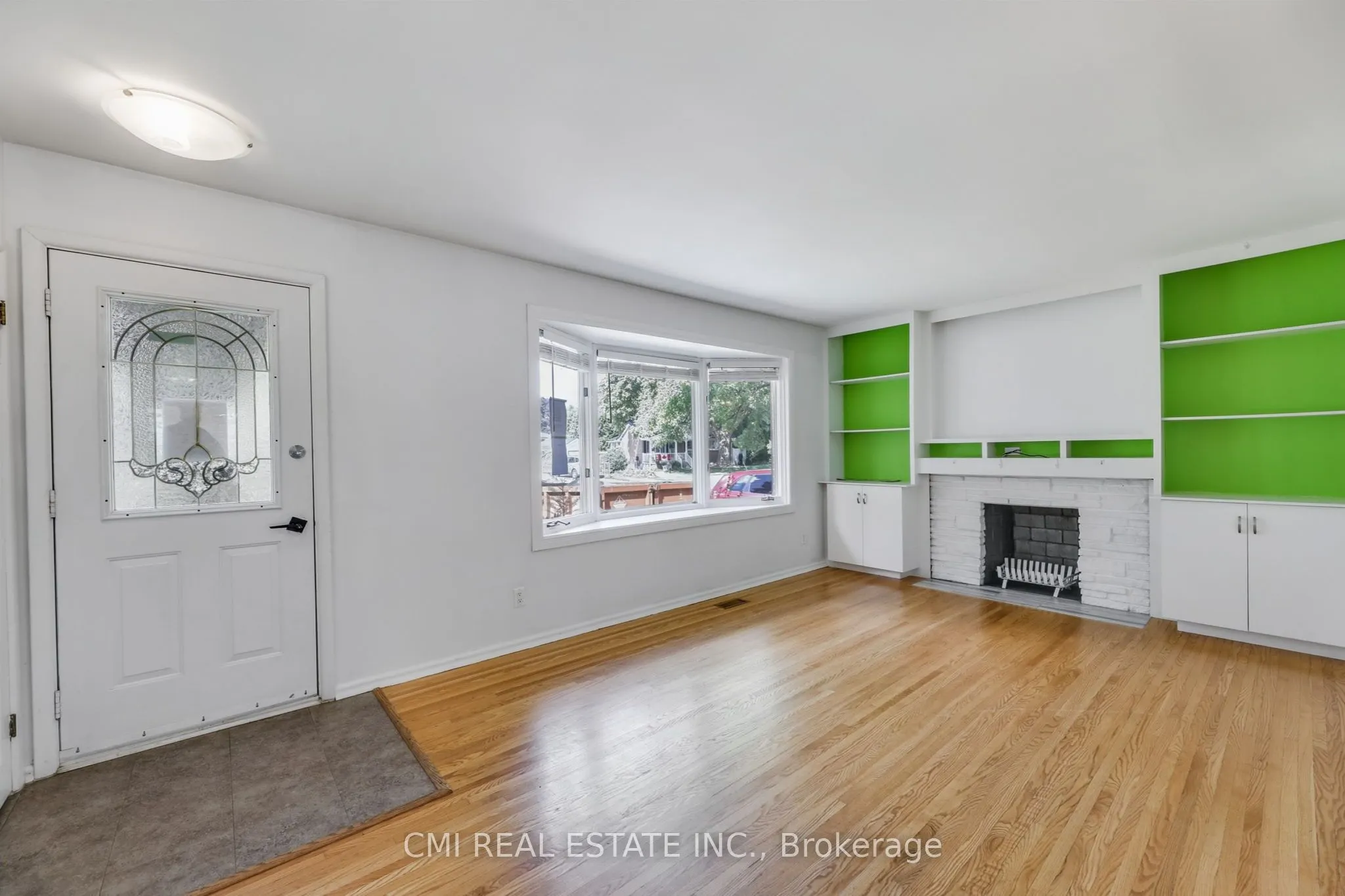106 Laurentian Drive N