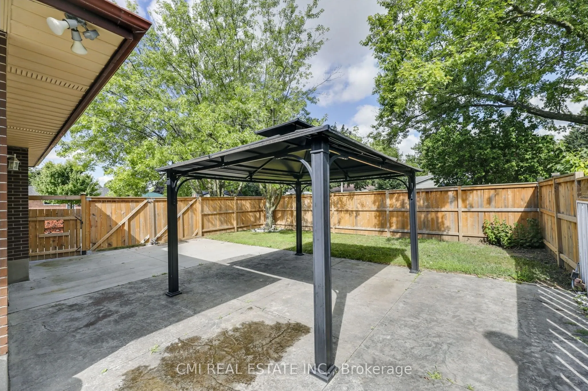 106 Laurentian Drive N