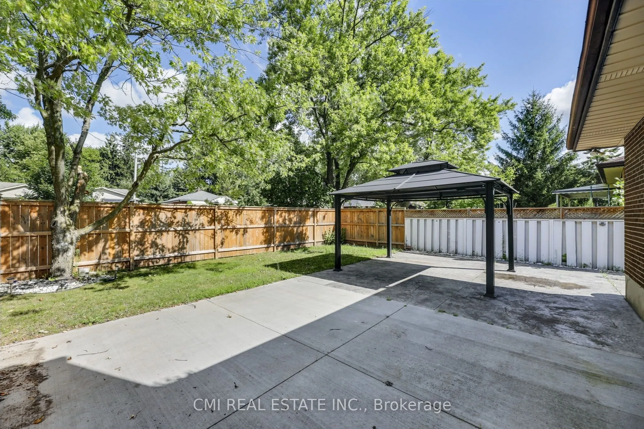106 Laurentian Drive N