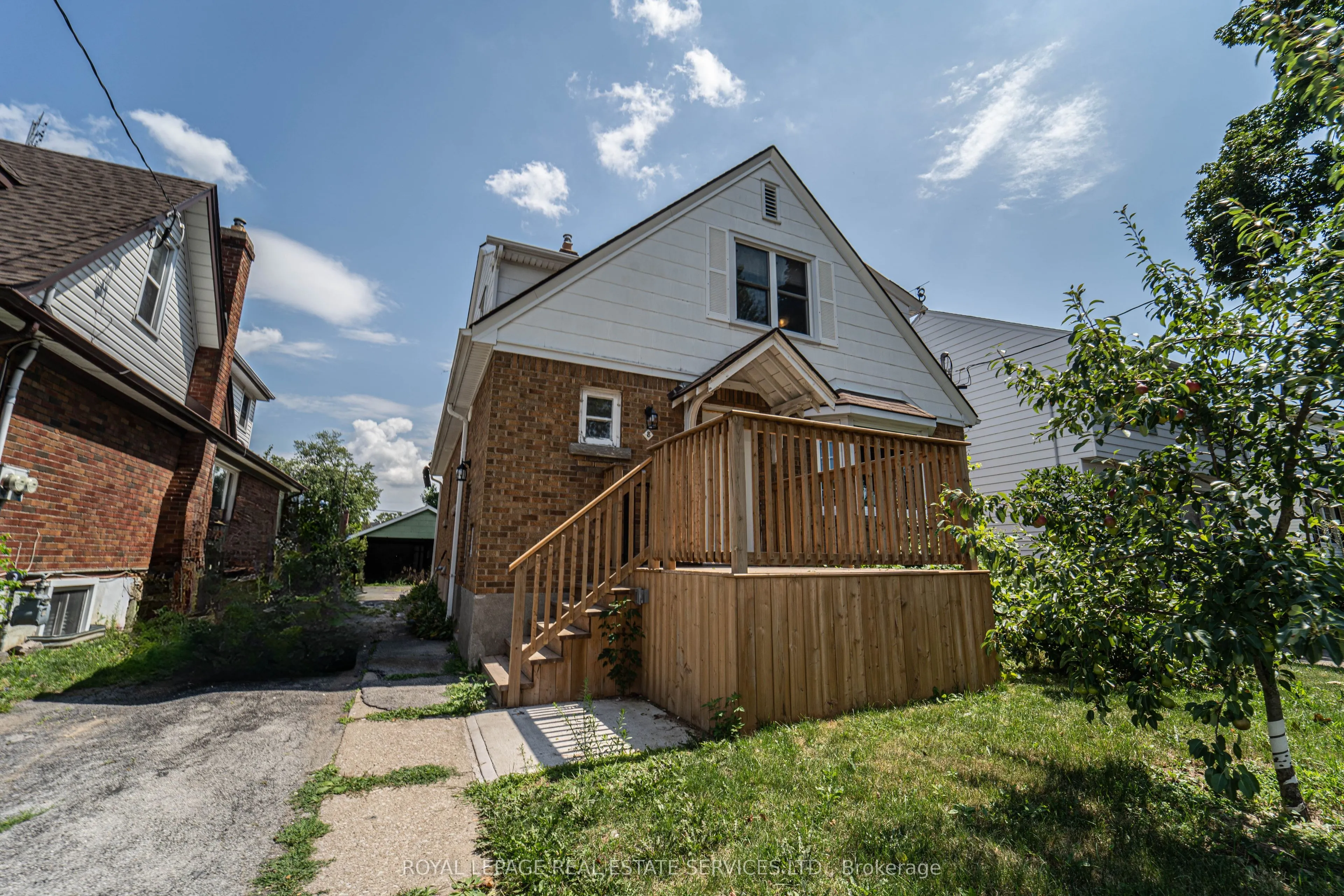 8 BRUCE Street