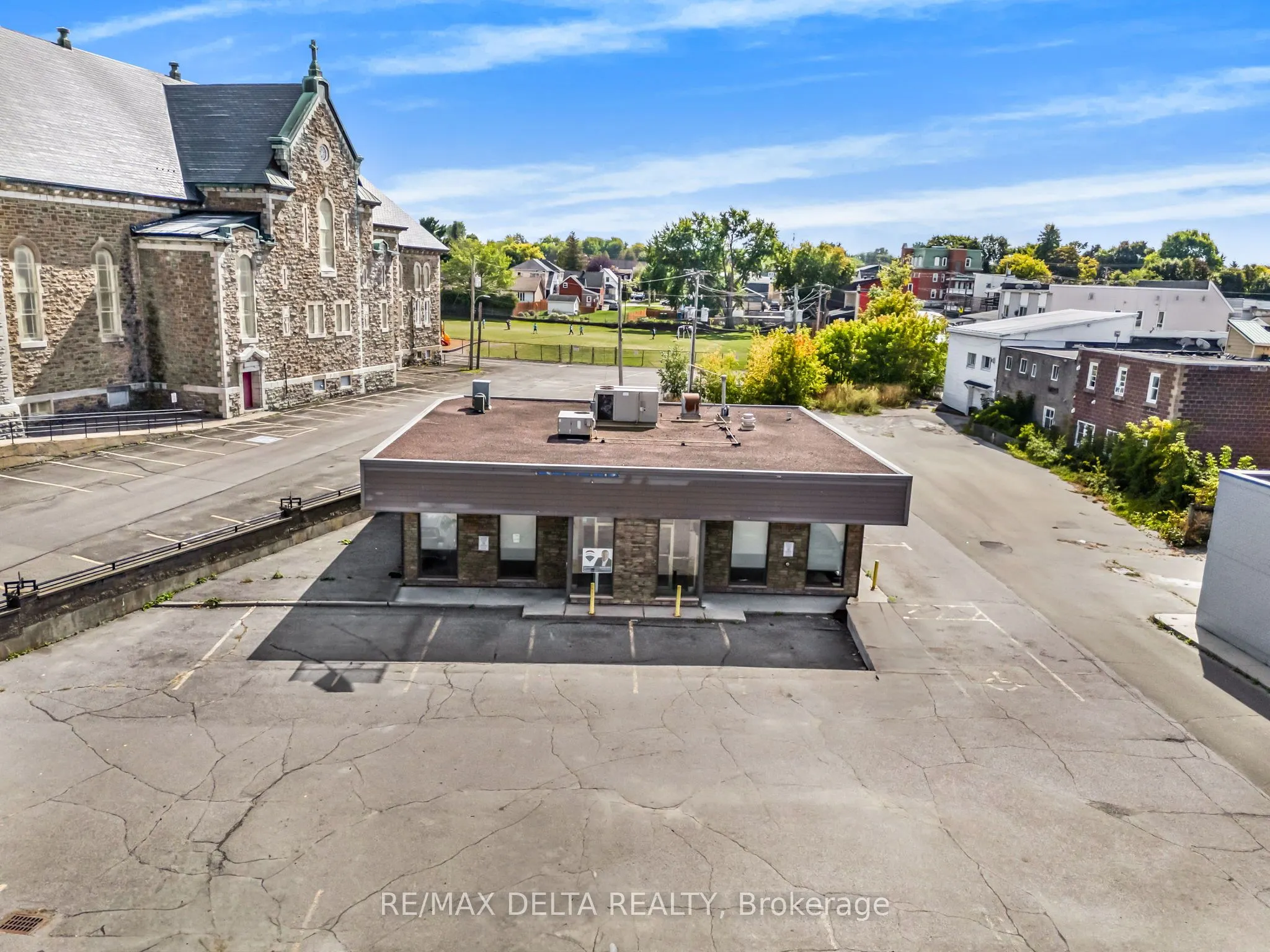 418 Main Street E