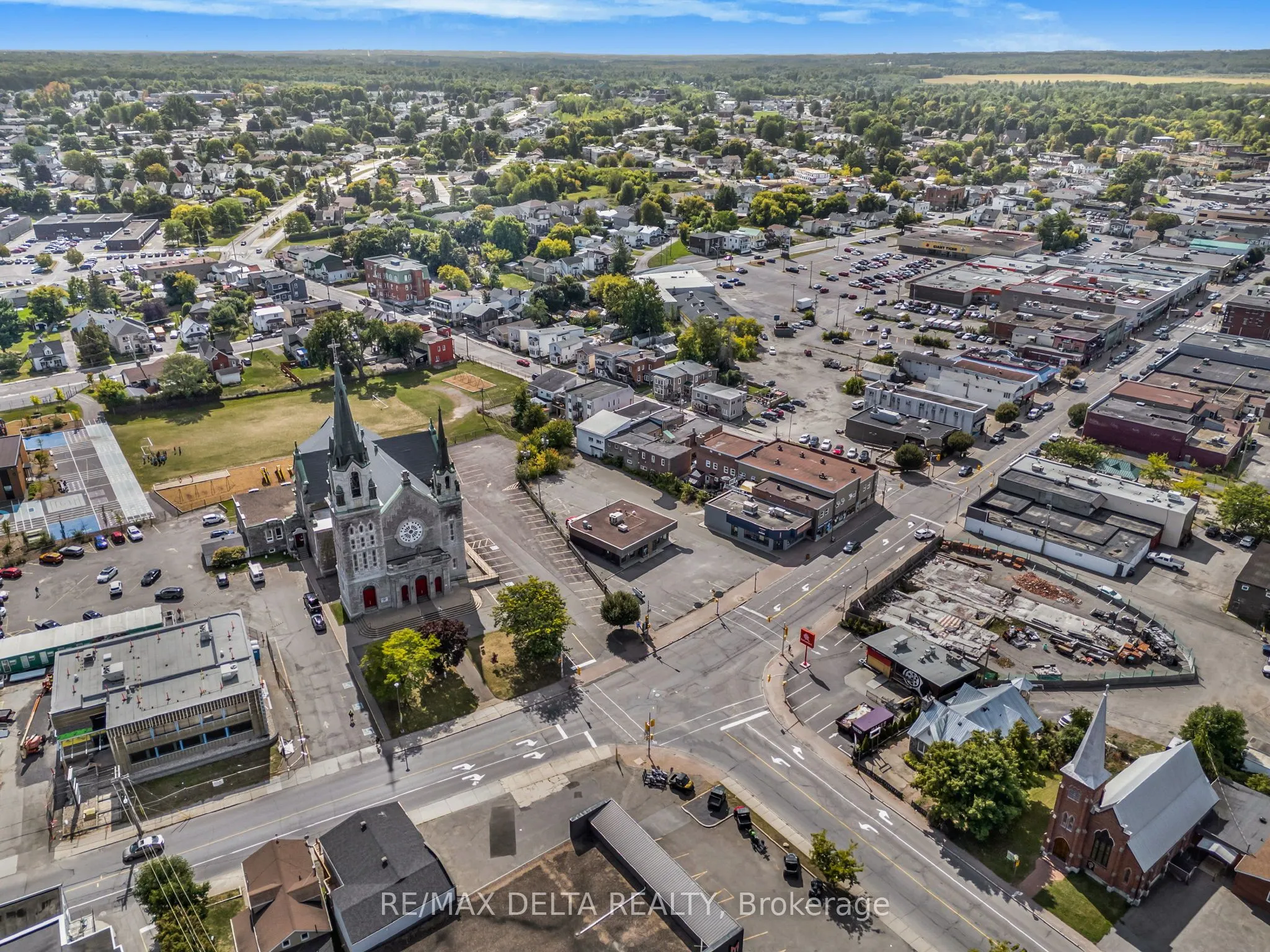 418 Main Street E