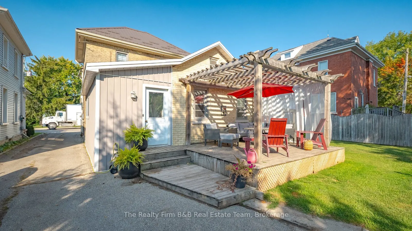 94 Woodstock Street N