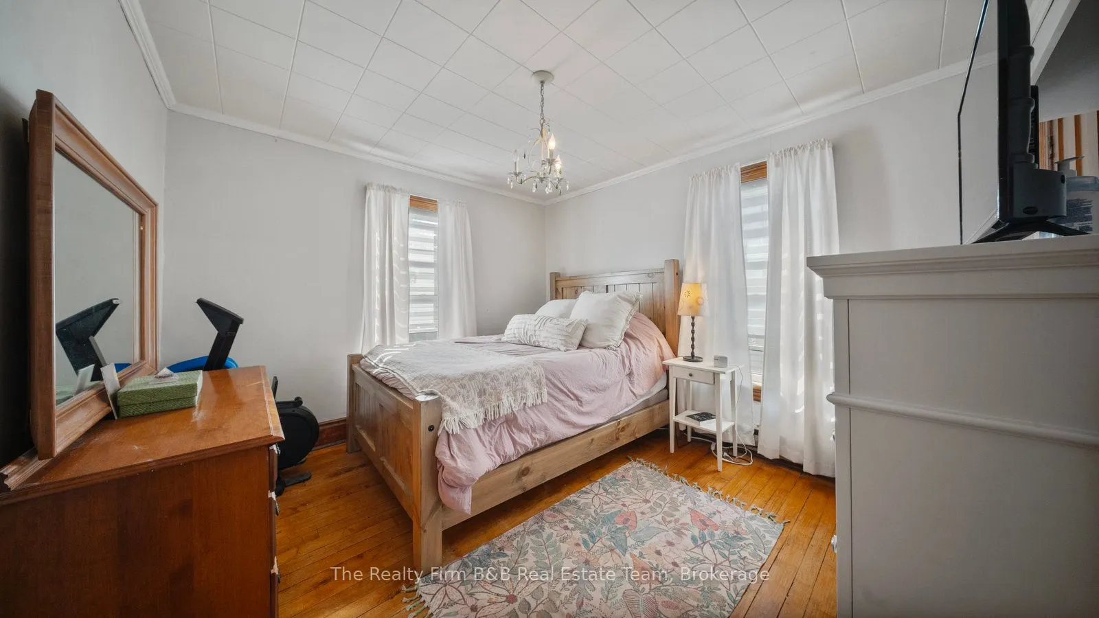 94 Woodstock Street N