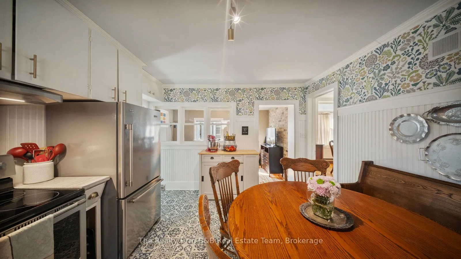 94 Woodstock Street N