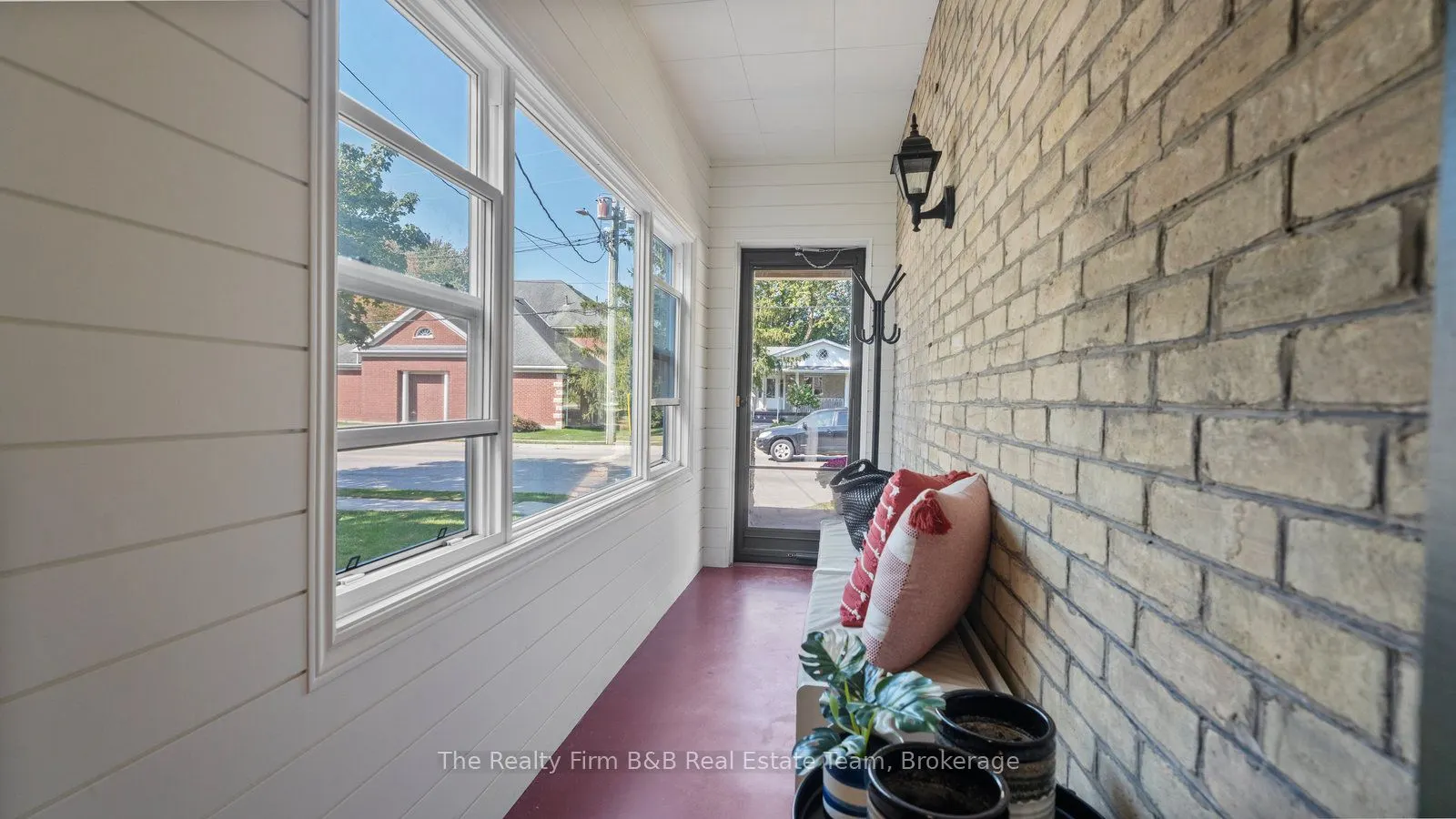 94 Woodstock Street N