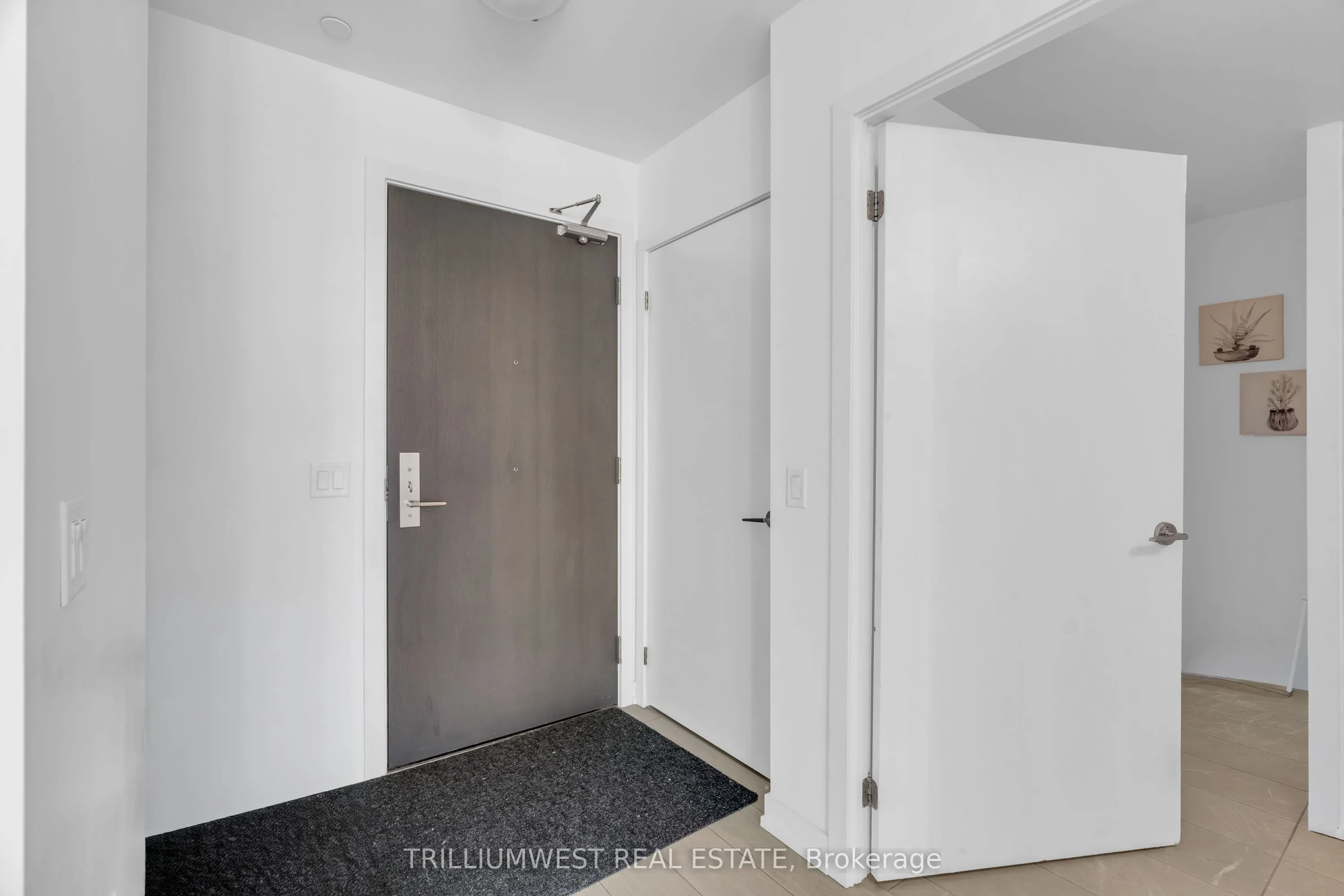 55 Duke Street W, #1210