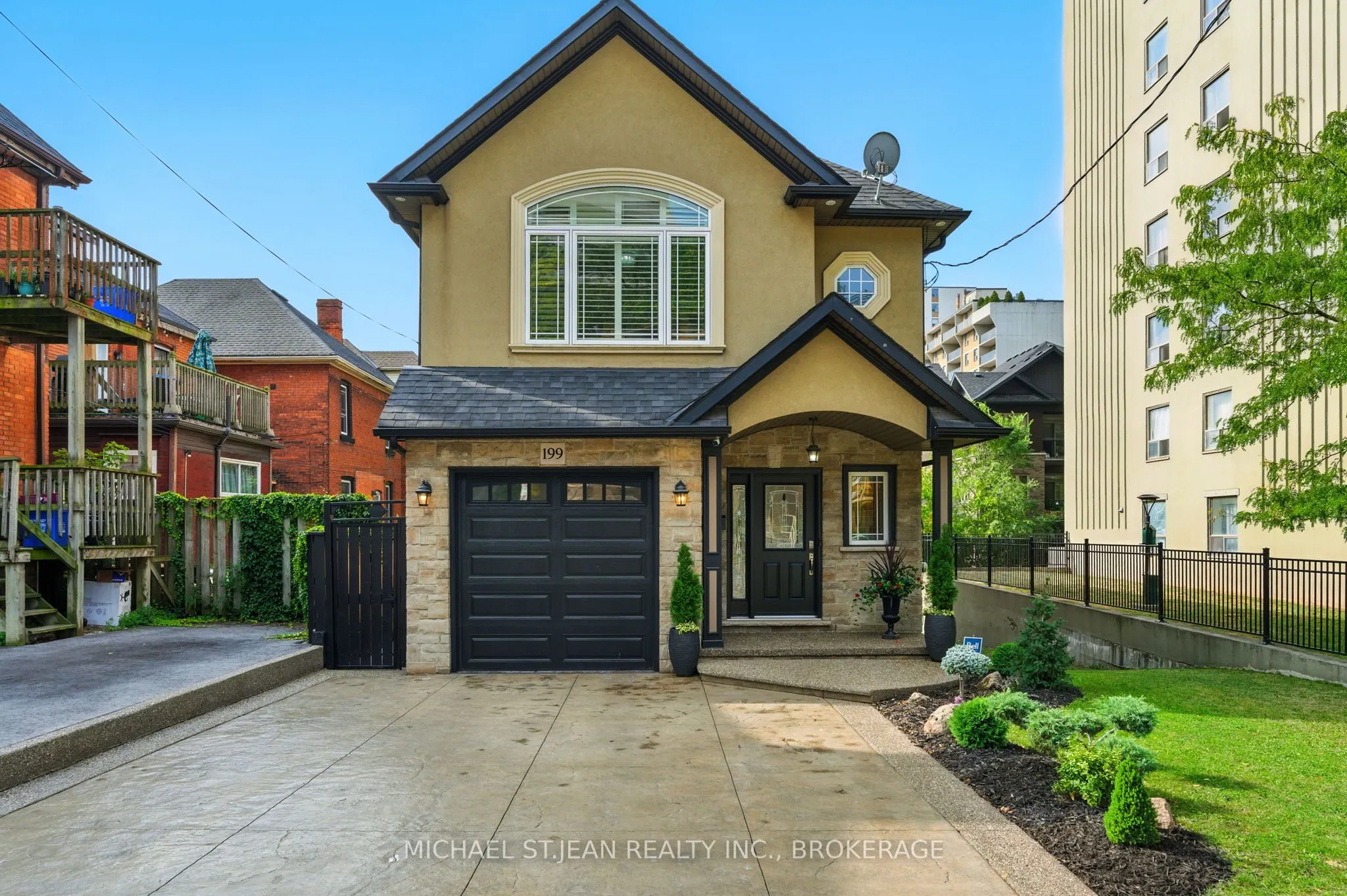 199 Hunter Street W